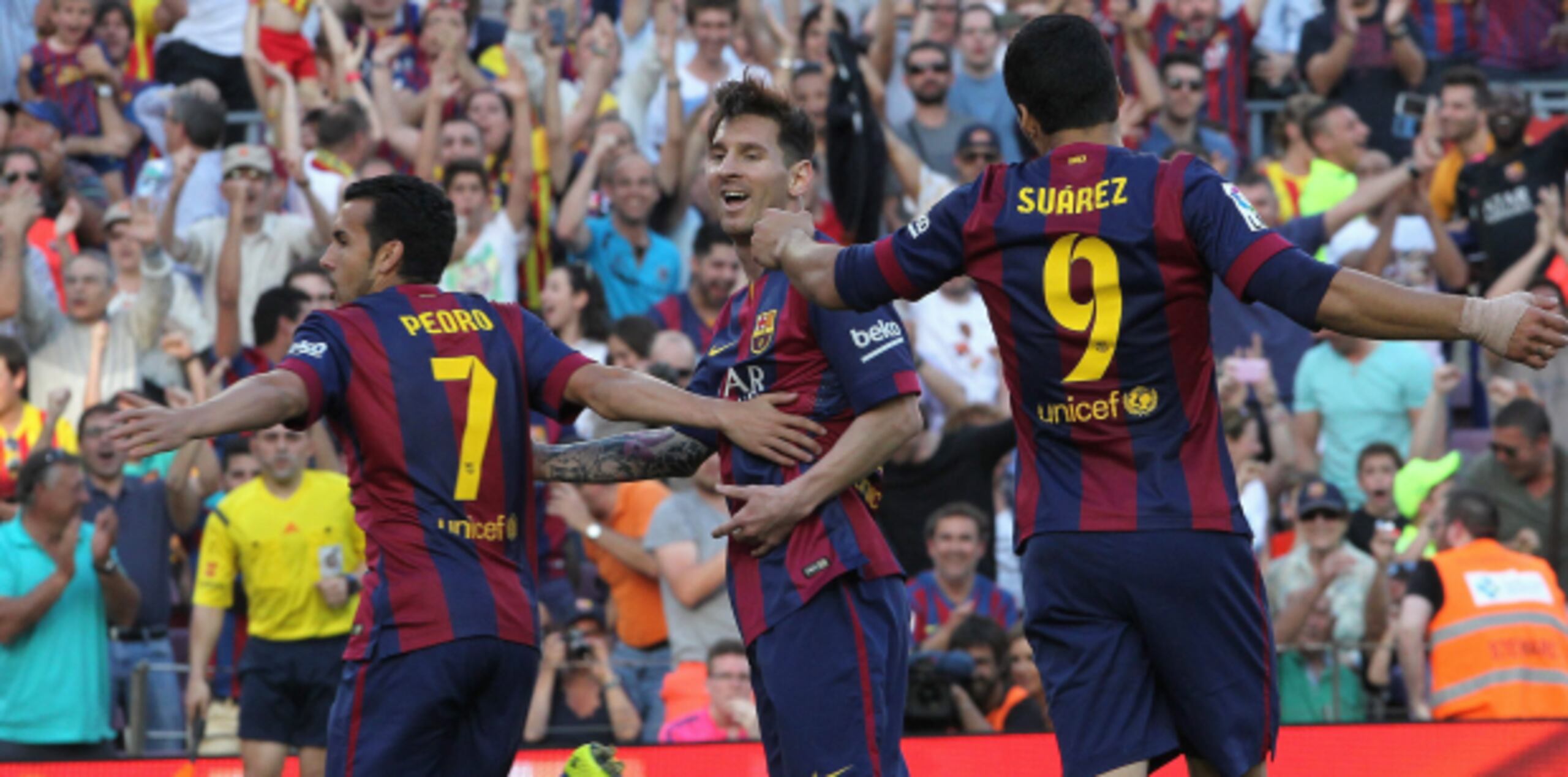 Pedro Rodríguez (7), celebra junto con Lionel Messi y Luis Suárez la diana que consiguió contra Real Sociedad. Barcelona podrá ser campeón de liga si vence el próximo fin de semana al Atlético de Madrid. (EFE / Toni Garriga) 
