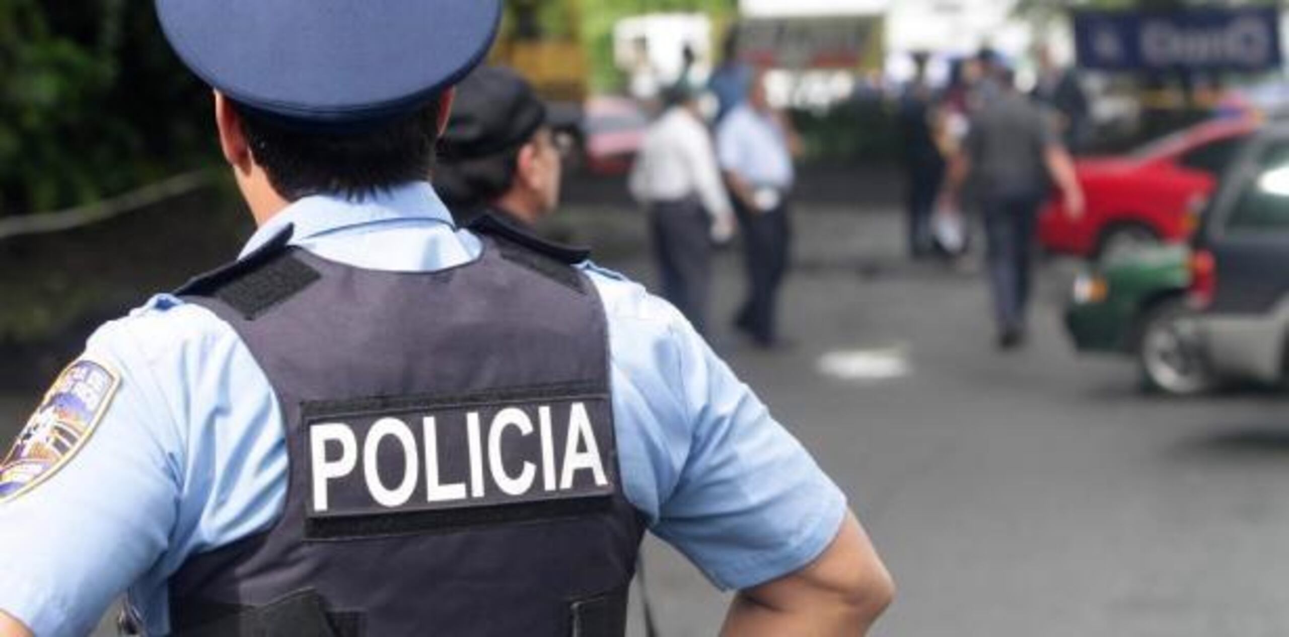 Mientras en una escuela, la policía acudió al lugar luego de que amanecieran los candados del plantel cerrados con pega. (Archivo)