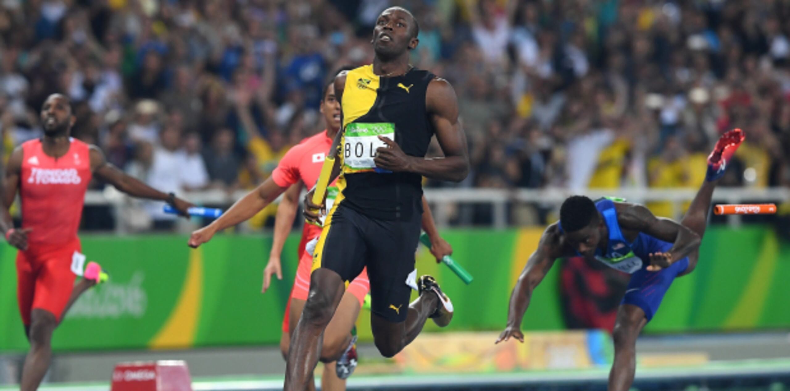 Bolt y sus compatriotas jamaiquinos dominaron el relevó 4x100 para retener el oro. (Prensa Asociada)