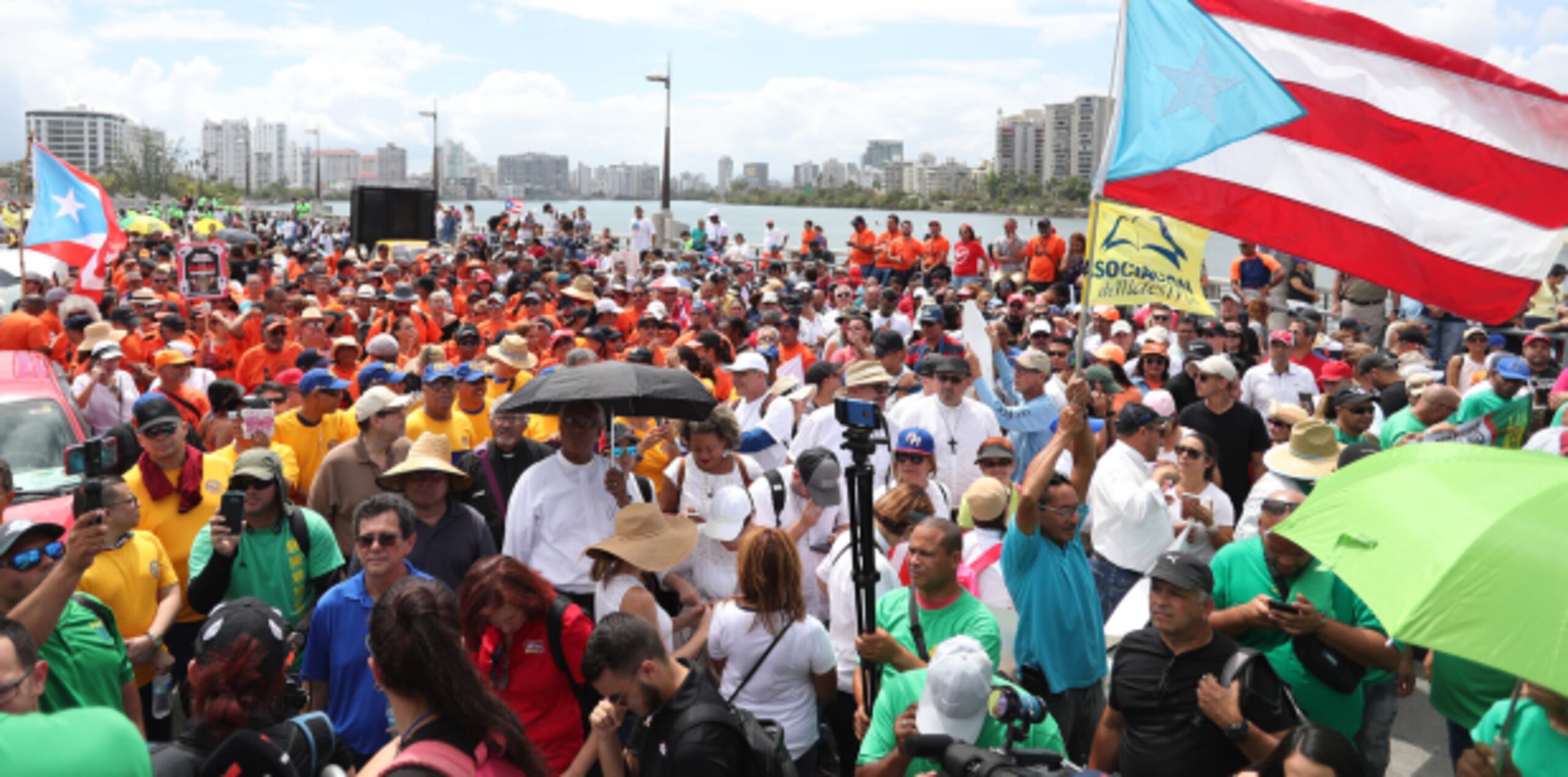 Vargas Vidot participó de la marcha que arrancó desde el Puente Dos Hermanos, donde compartían políticos, sindicatos y religiosos, entre otros. (vanessa.serra@gfrmedia.com)