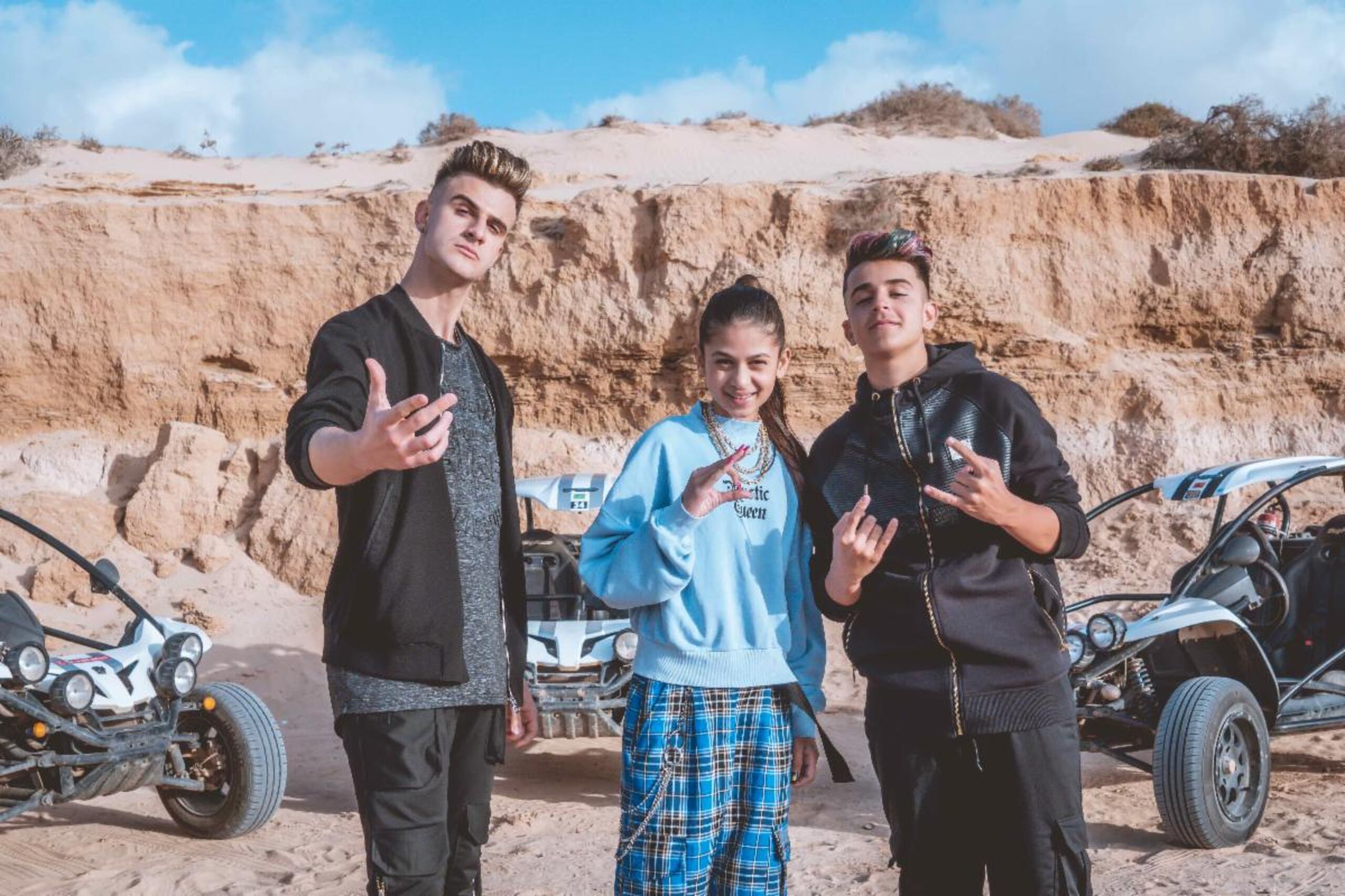 La reguetonera boricua grabó el vídeo del tema con los hermanos españoles en las dunas de Islas Canarias.