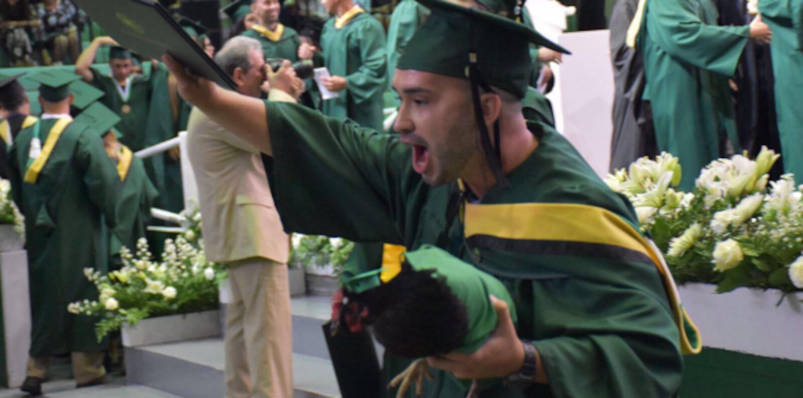 Bryan De La Torre llevó a su gallina Lencha a su ceremonia de graduación donde obtuvo el grado de bachillerato en Ciencia Animal, de la facultad de Ciencias Agrícolas del Recinto Universitario de Mayagüez (RUM). (Suministrada)
