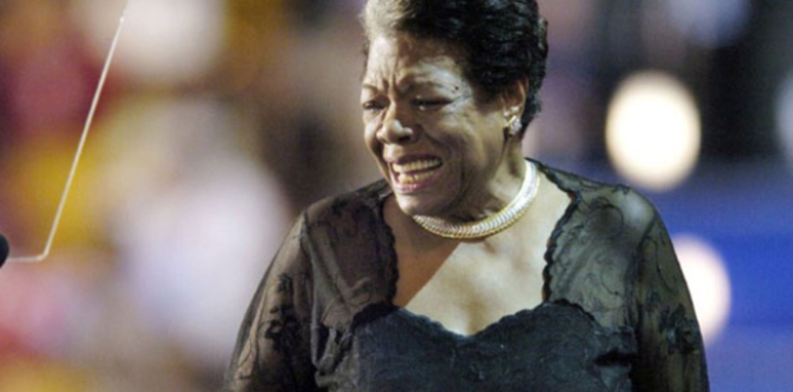 Maya Angelou fue encontrada muerta en su casa hoy a los 86 años. (Facebook)