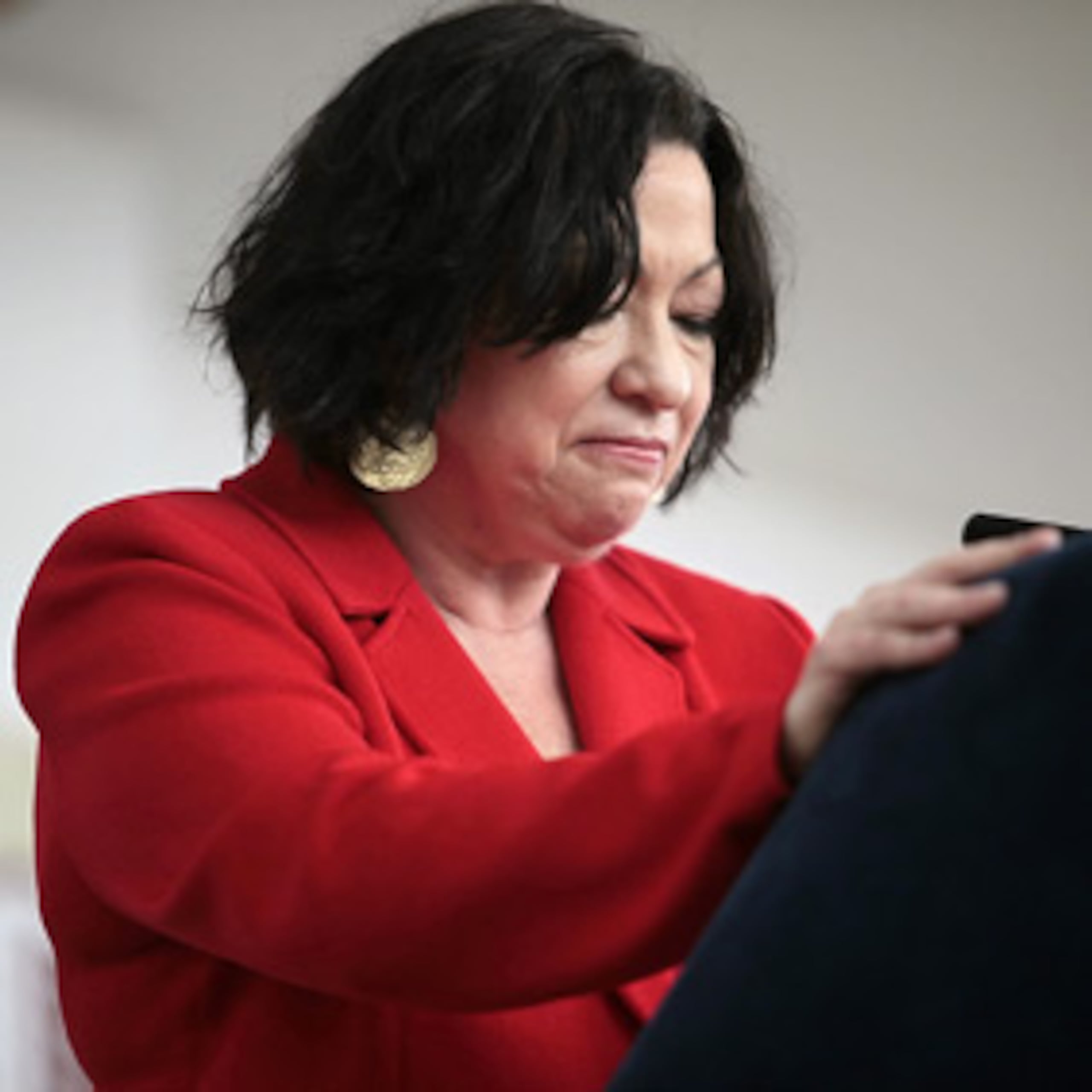 Sonia Sotomayor contuvo las lágrimas en la ceremonia en la cual se cambió el nombre al complejo habitacional Bronxdale Houses y se le puso el suyo. (AP/Bebeto Matthews)