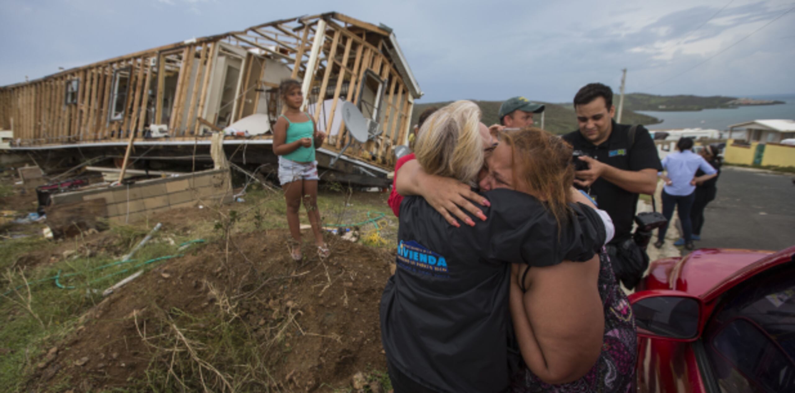 Residentes de Culebra se abrazan luego de sufrir el embate del huracán Irma. (Ramon " Tonito " Zayas / GFR Media)
