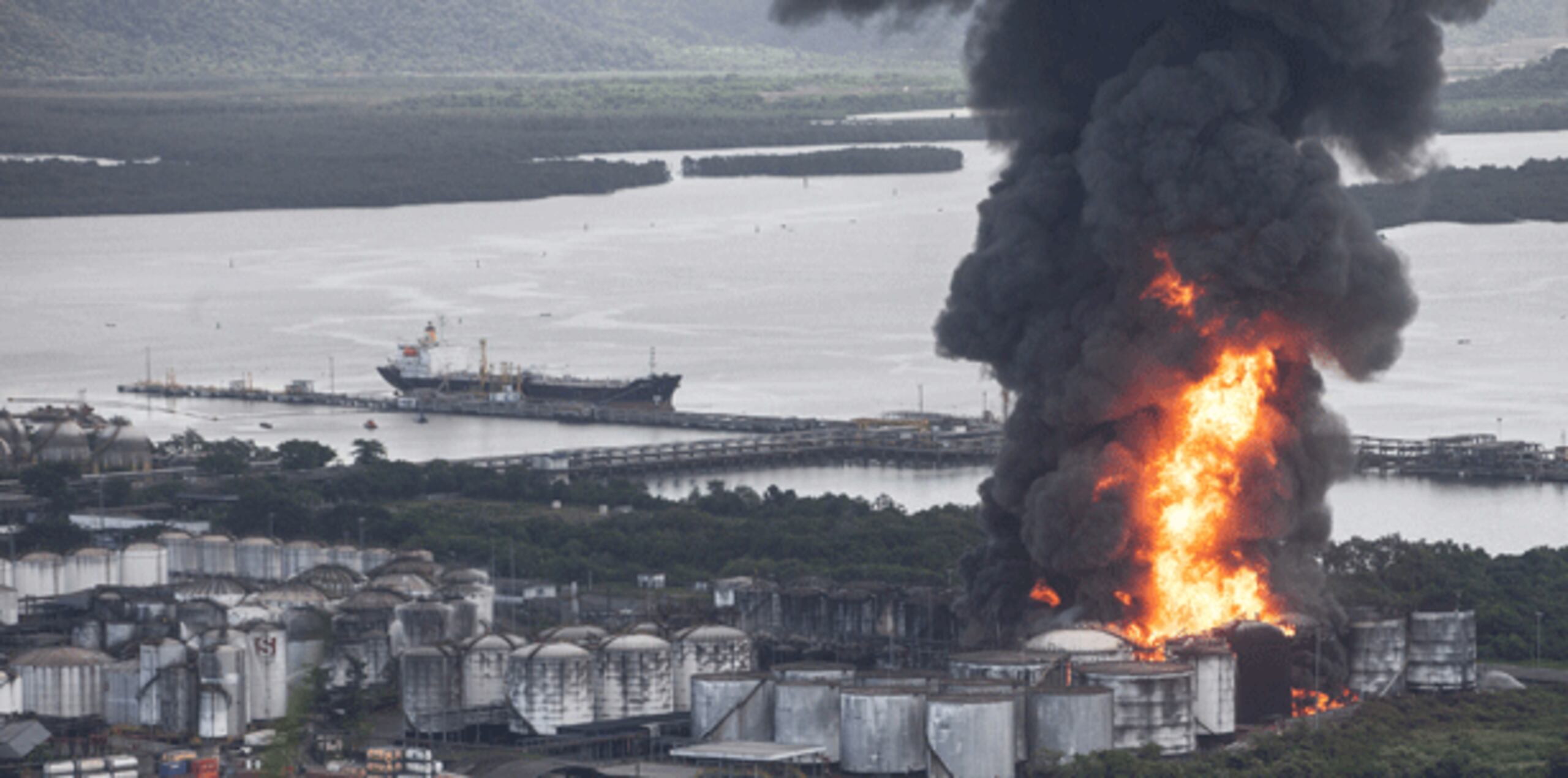 Los bomberos señalaron que se registró una explosión en uno de los tanques de combustible y trabajan en el área para evitar que las llamas alcancen otros tanques de alcohol y gasolina almacenados en el interior de la nave, dijo la entidad a través de su cuenta en Twitter.(Archivo)