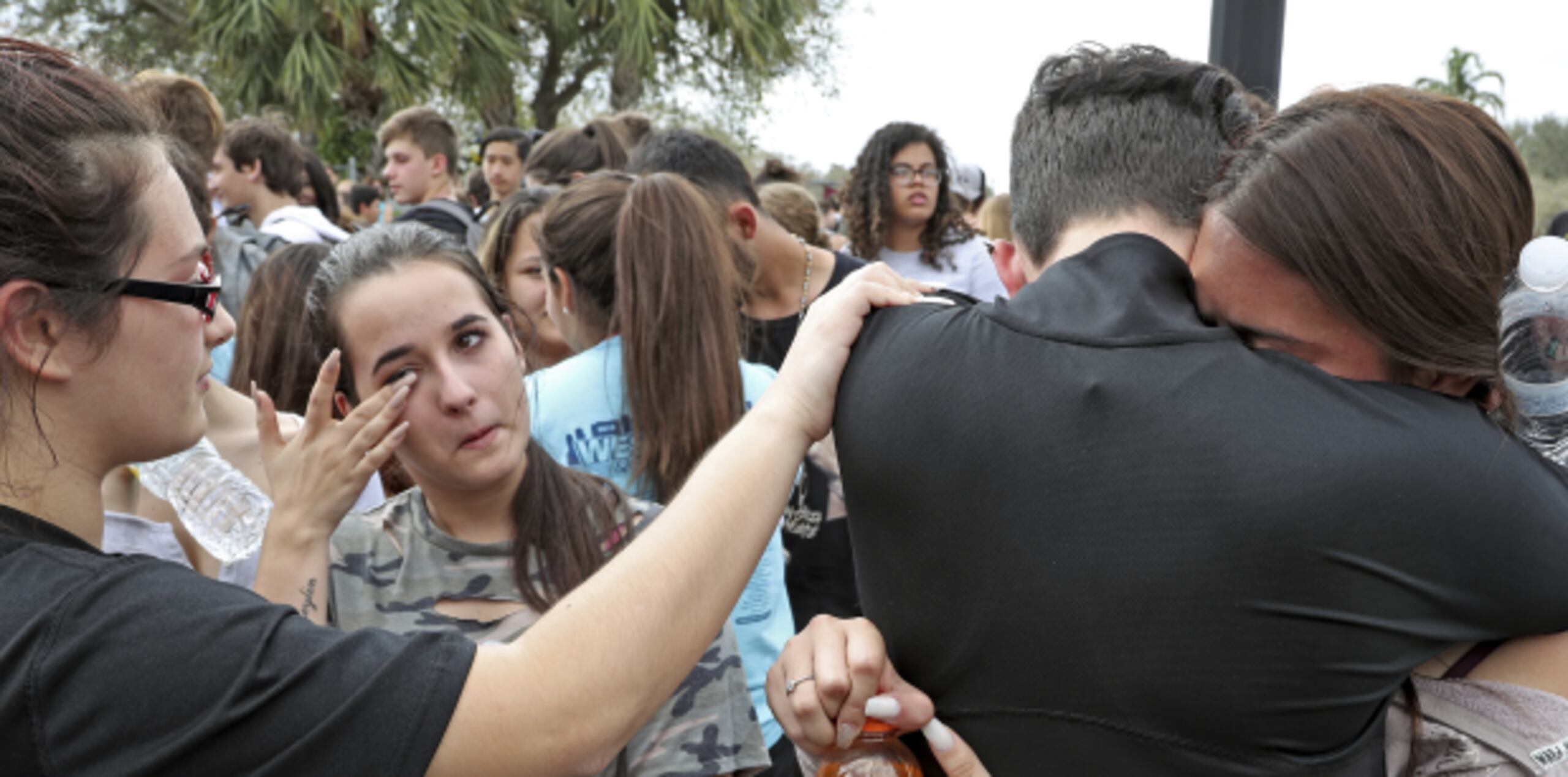 Mientras las muestras de dolor continúan en Parkland, Scott Israel, jefe policial del condado Broward, dijo que el guardia, debió haber “entrado, enfrentado al asesino, matado al asesino”. (AP)