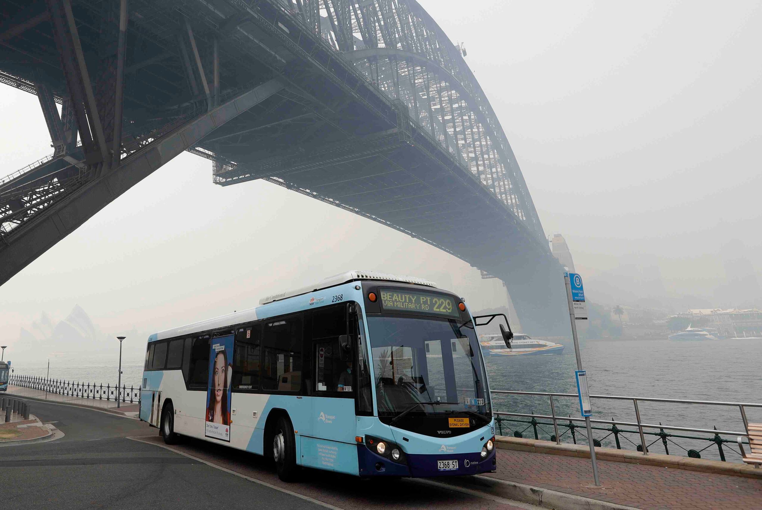 Espeso humo en el Harbour Bridge, en Sydney. (AP / Rick Rycroft)