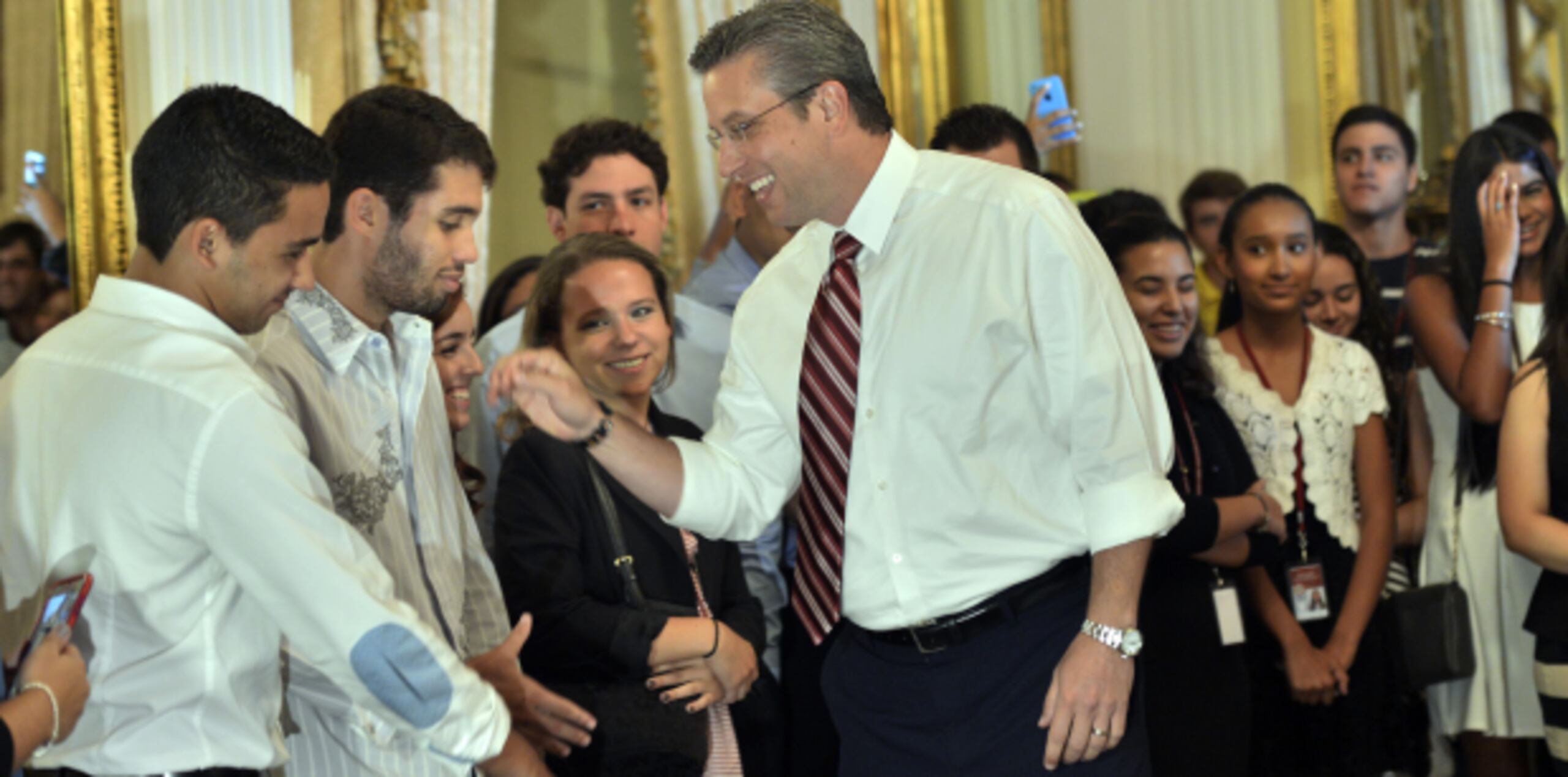 García Padilla compartió hoy con un grupo de estudiantes que participa este verano en el programa de Internado Legislativo. (GERALD.LOPEZ@GFRMEDIA.COM)