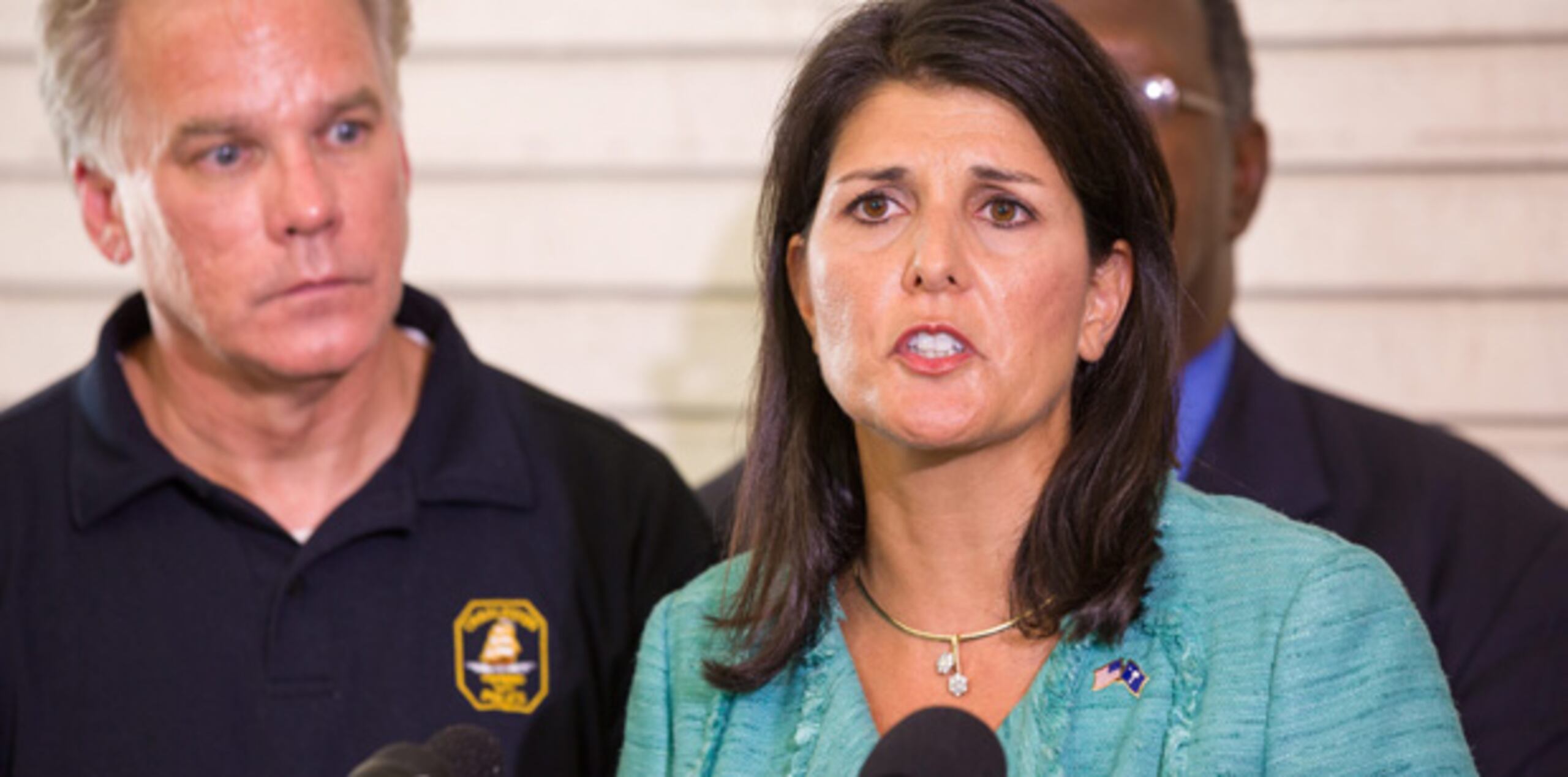 La gobernadora de Carolina del Sur Nikki Haley habla durante una rueda de prensa junto con el jefe de la policía Greg Mullen. (EFE)