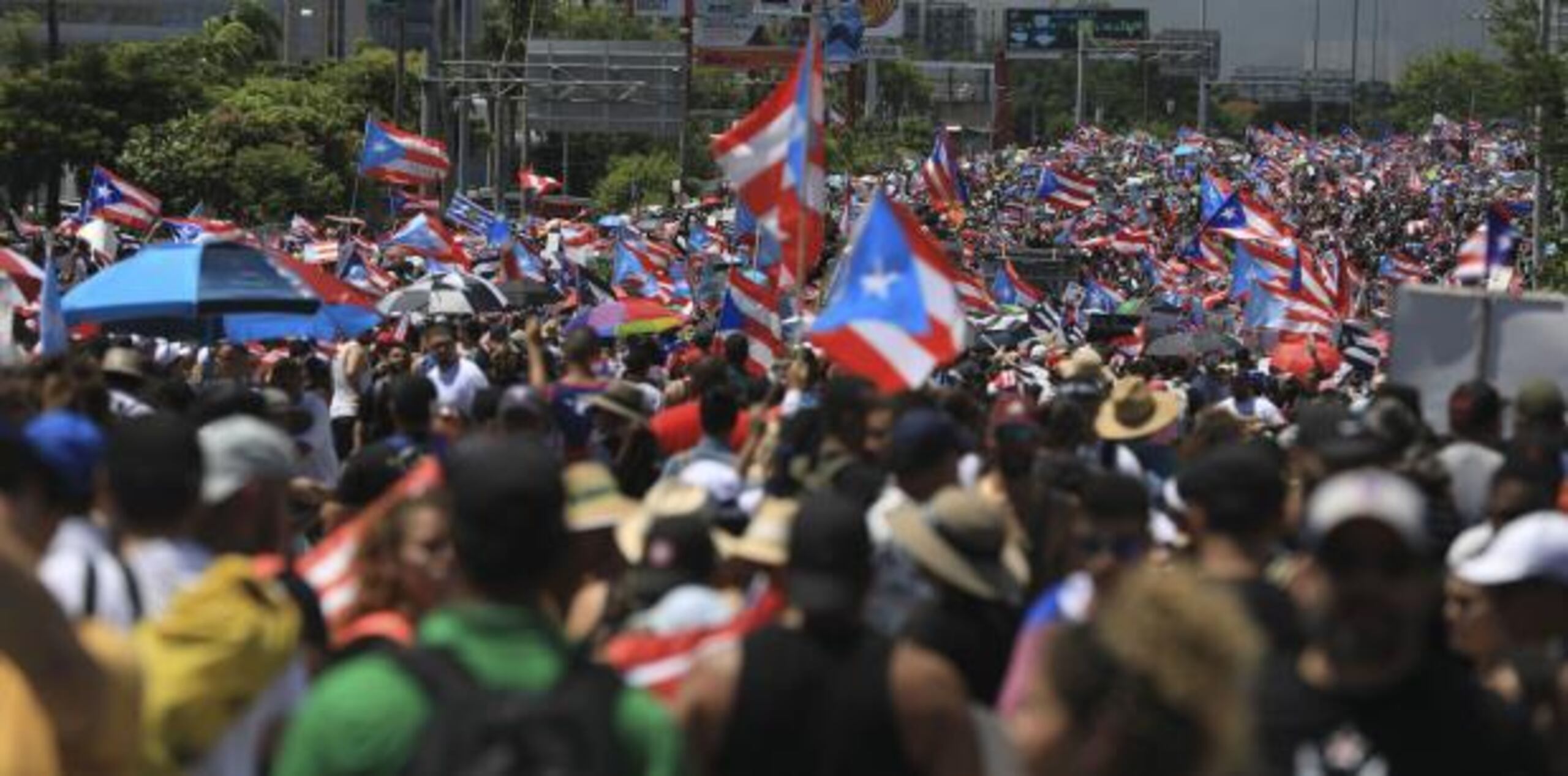 Los miles de manifestantes comenzaron a congregarse desde las primeras horas de la mañana en los predios del Hiram Bithorn. (xavier.araujo@gfrmedia.com)