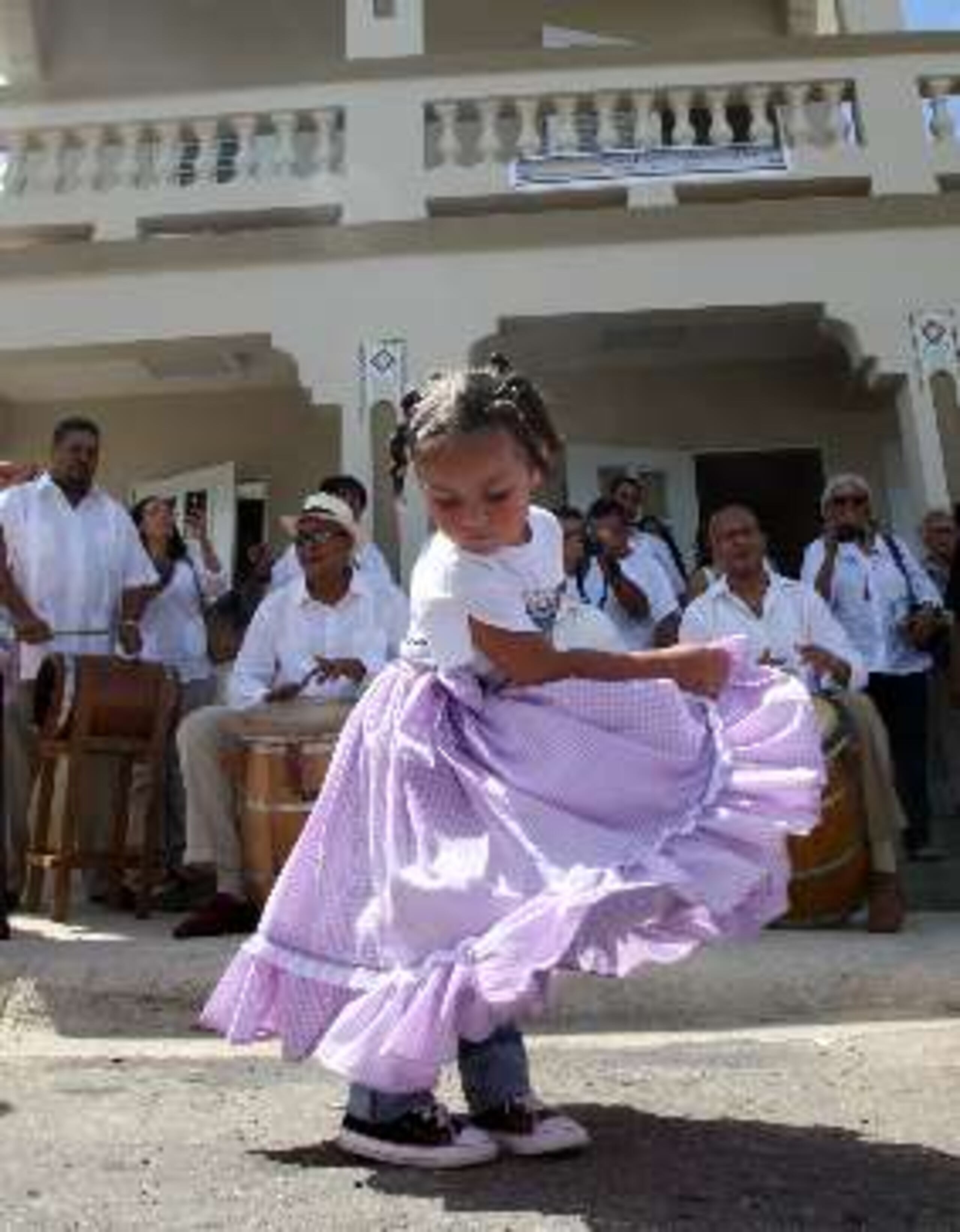   Varios estudiantes de bomba y plena bailaron en la inauguración, mientras Gladys  se confundía en un abrazo con su padre don Modesto Cepeda.&nbsp;<font color="yellow">(Primera Hora / Pipo Reyes)</font>