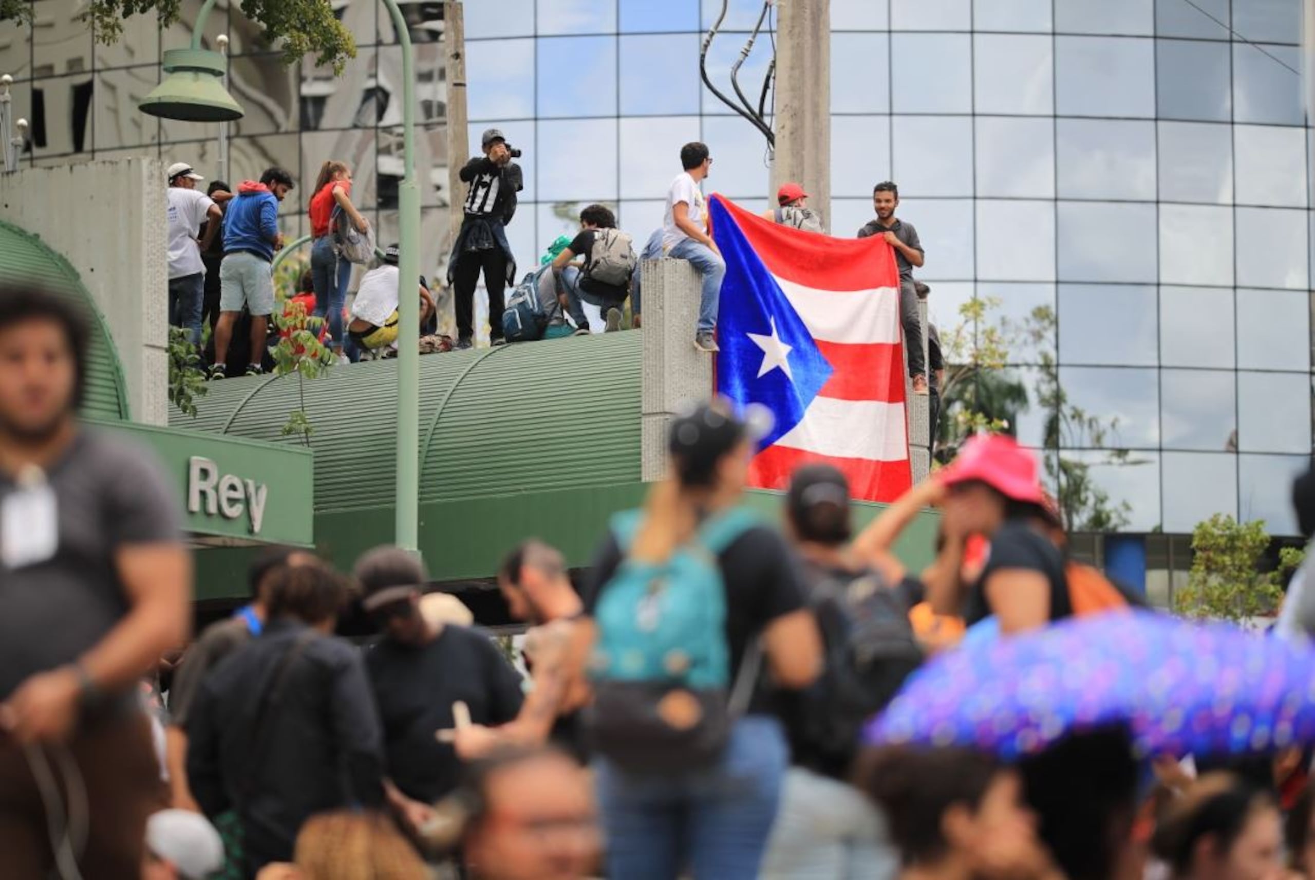 Se dieron forcejeos entre policías y manifestantes, pues la policía colocó una reja alrededor del edificio. (tonito.zayas@gfrmedia.com)