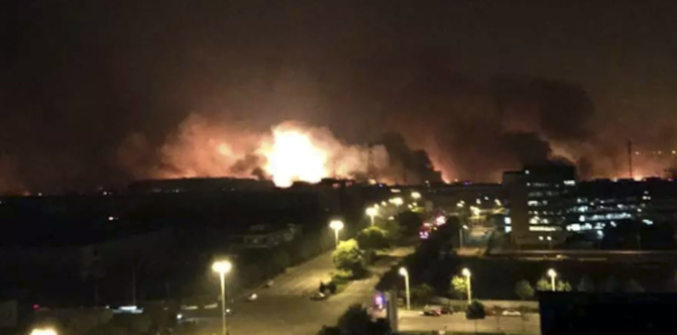 La explosión destrozó cristales de ventanas y puertas de los edificios de la zona. (AP)