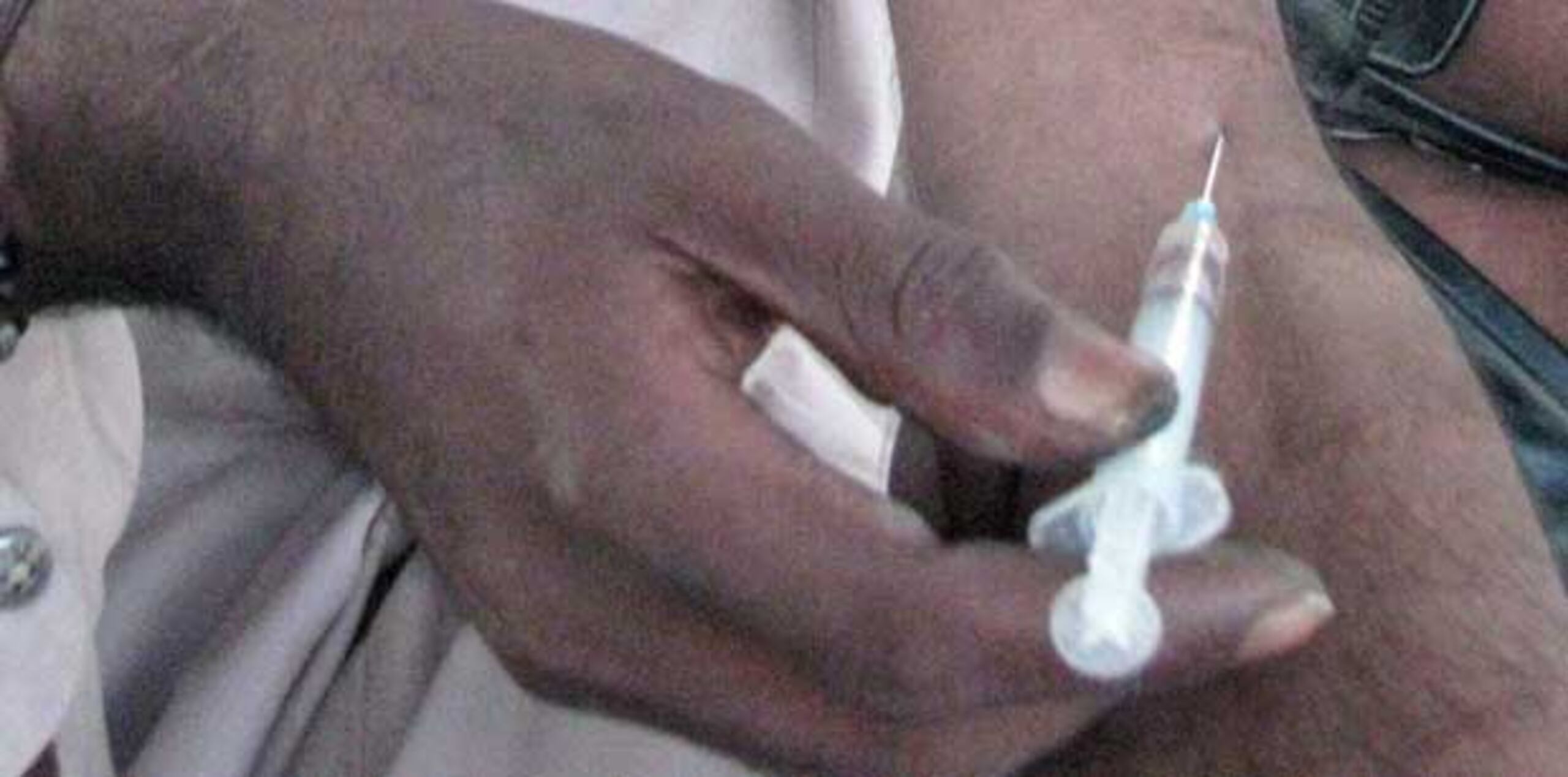 Los programas de intercambio de jeringas proveen a los drogadictos jeringas estériles y recogen las usadas para ayudar a prevenir la diseminación de enfermedades. (Archivo)