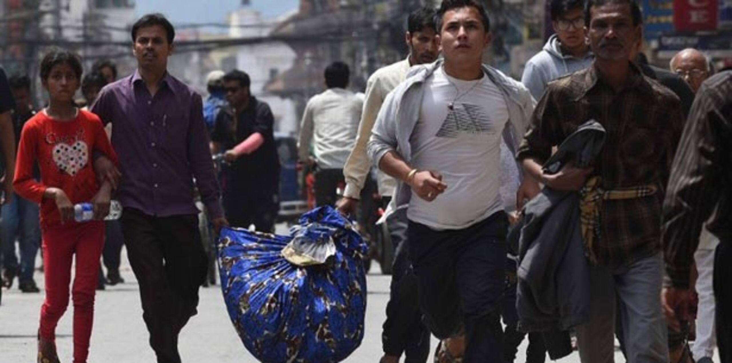 El temblor de magnitud 7.8 registrado el sábado poco antes del mediodía puedo sentirse con especial intensidad en la capital. (AFP PHOTO / PRAKASH SINGH)