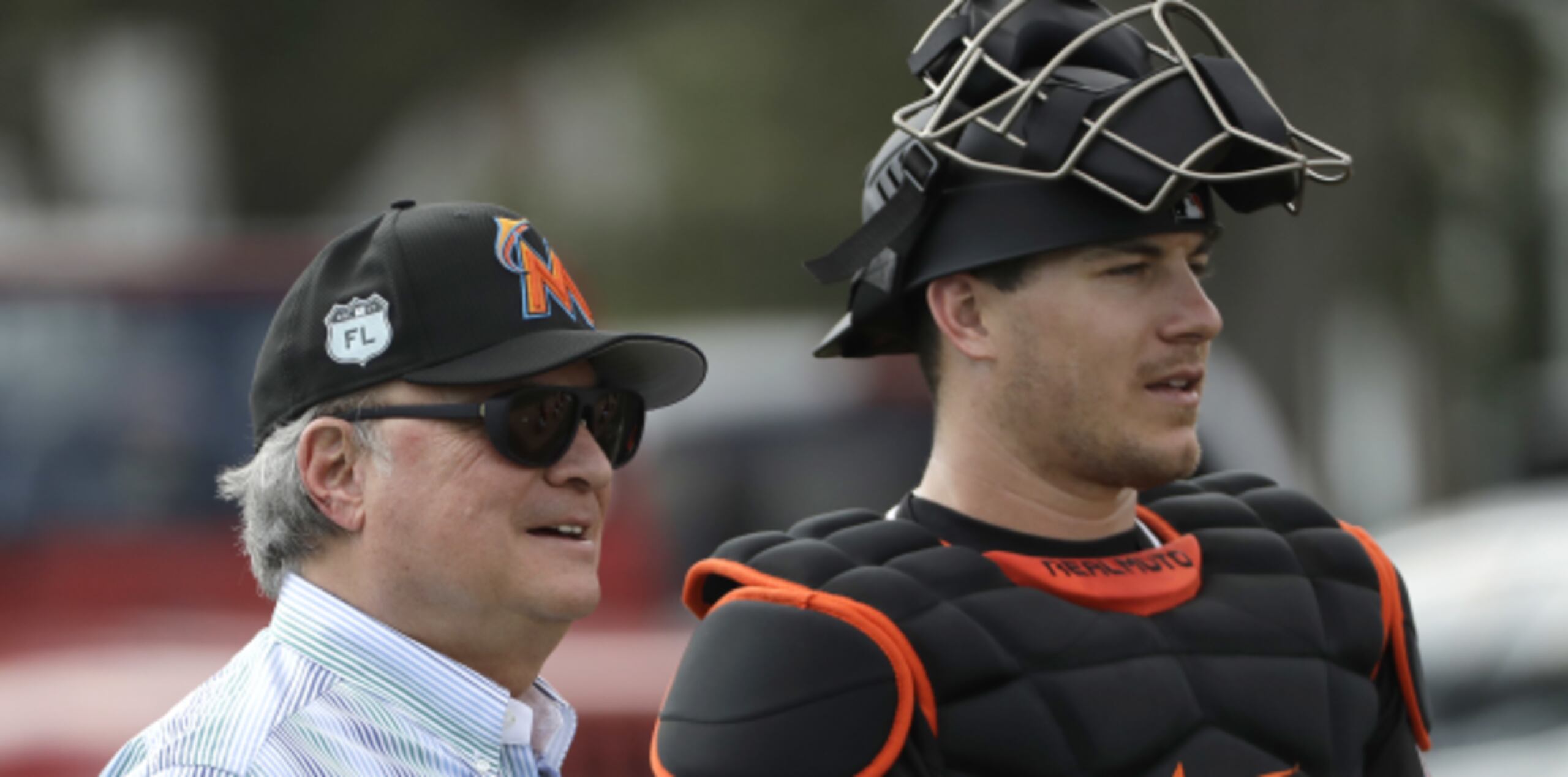 Jeffrey Loria, dueño de los Marlins de Miami, junto al receptor J.T. Realmuto. (Prensa Asociada)