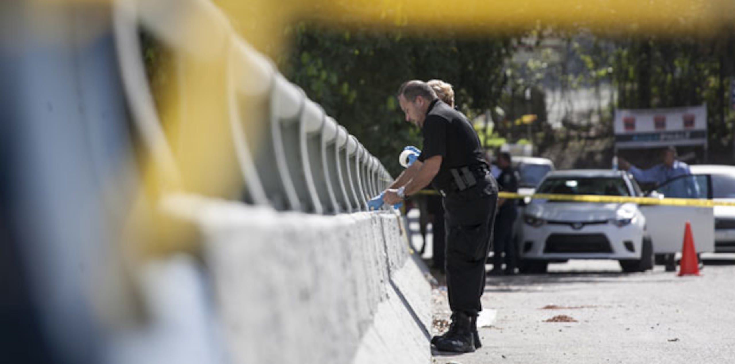 El menor convalece de las heridas punzantes y los golpes que recibió tras ser lanzado de un puente por los sospechosos de la masacre. (Archivo)