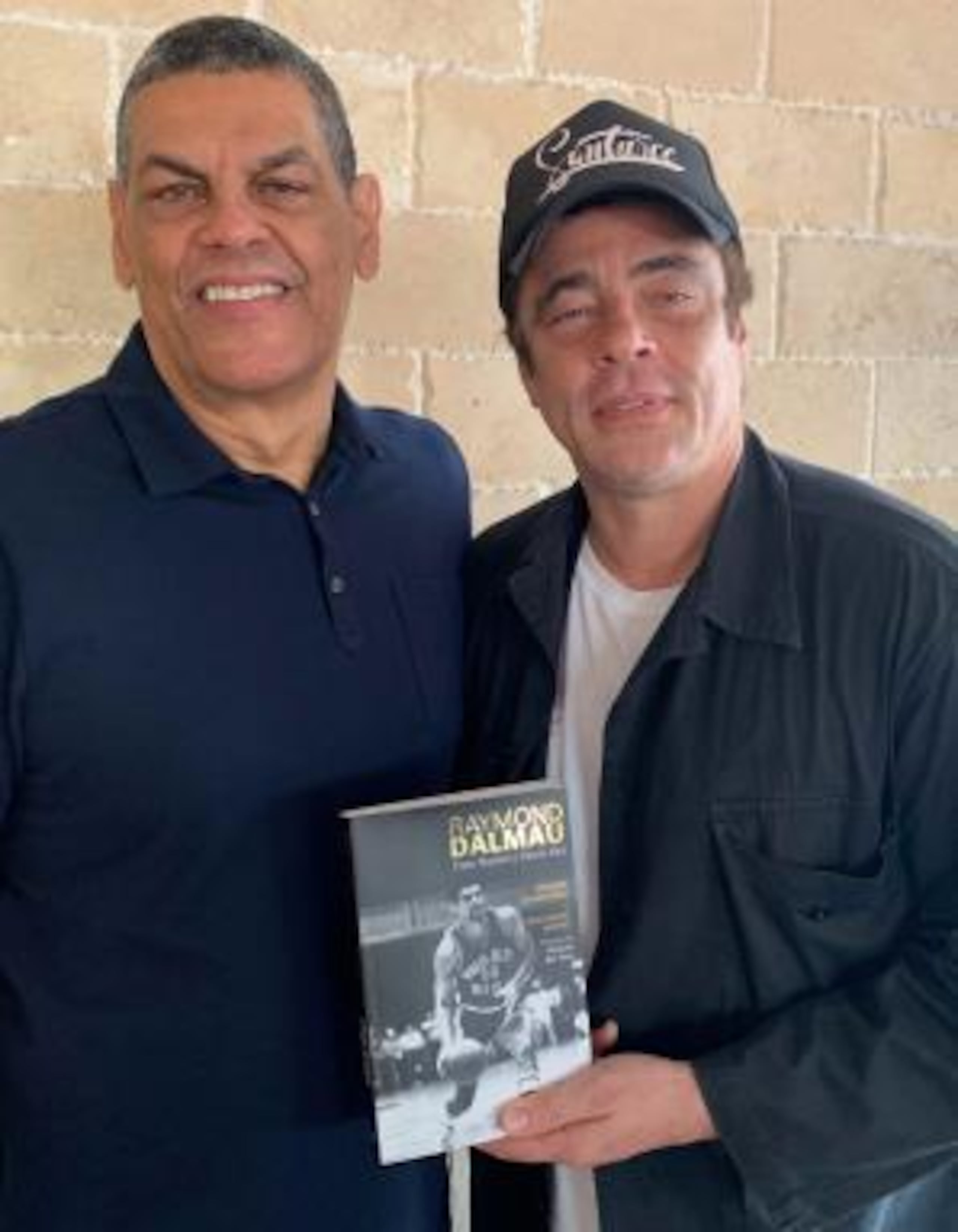 El actor Benicio del Toro llegó a Puerto Rico para la presentación del libro del exbaloncelista Raymond Dalmau un día antes, y aprovechó para almorzar con él. (Suministrada)