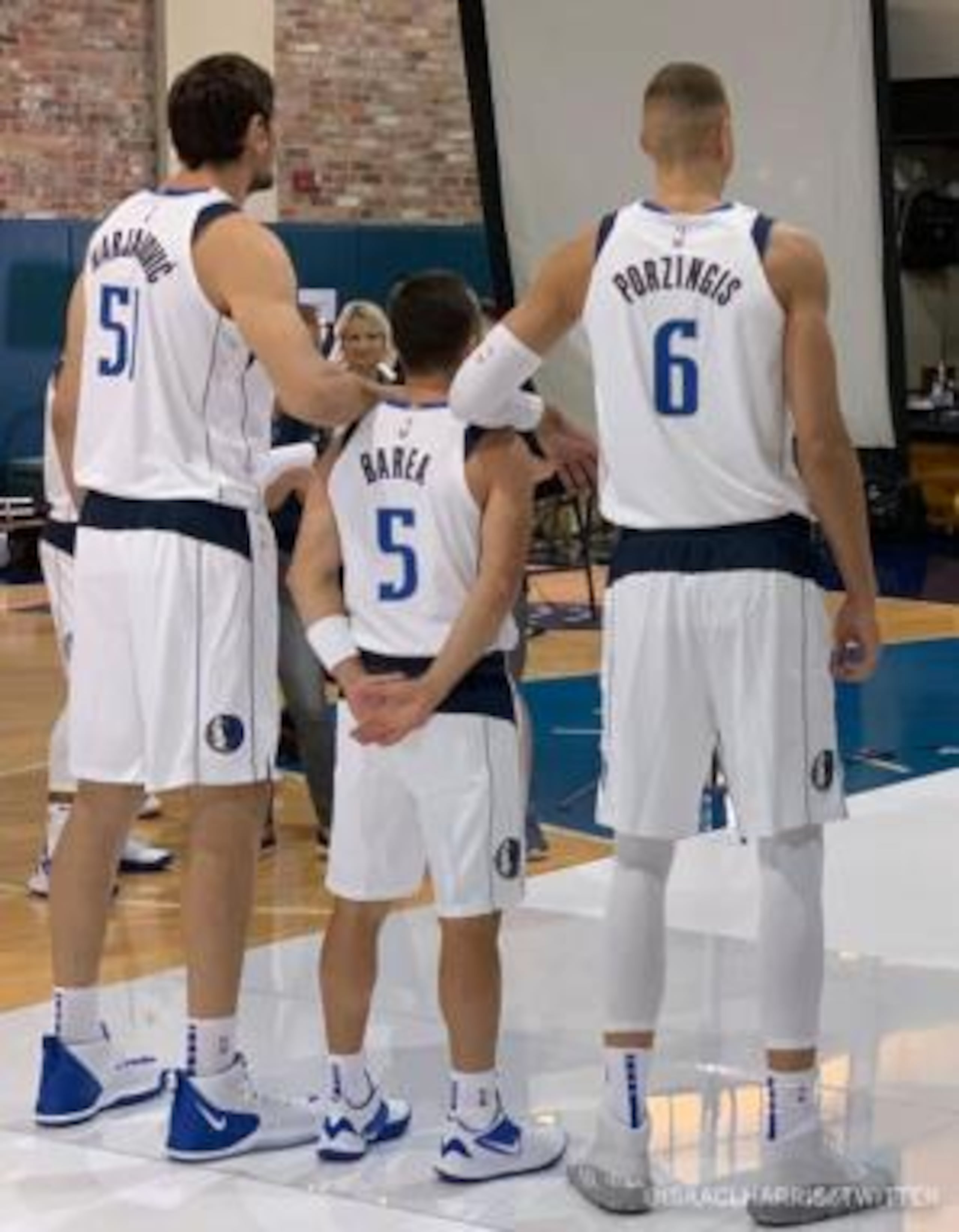 Boban Marjanovic, José Juan Barea y Kristas Porzingis, en la foto durante el día de medios de los Mavericks, ha visto sus medidas cambiadas debido a la nueva regla de la NBA. (Twitter / @IsaacLHarris)