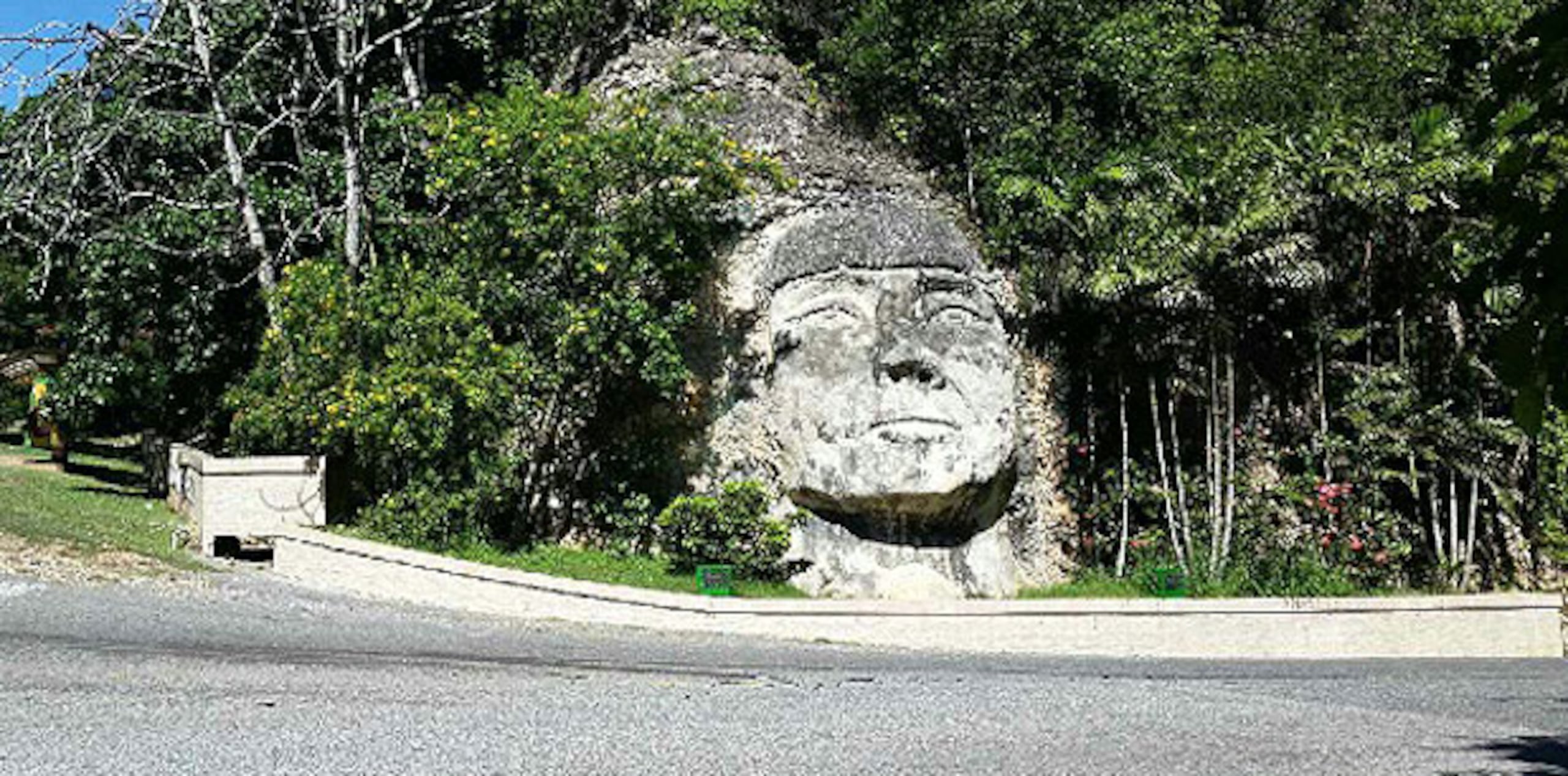 Escultura en honor al indio Mabodamaca, punto de referencia para ubicar una de las leyendas más notorias de Isabela con relación al fantasma de una mujer que aparece en las noches. (rosa.escribano@gfrmedia.com)