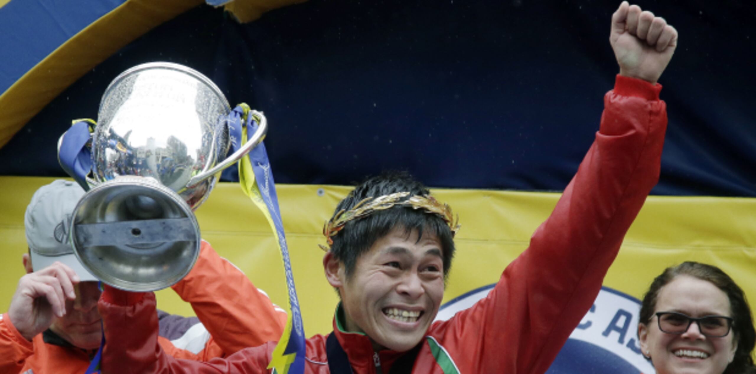 “Llevo 26 años corriendo y en 26 años este ha sido el mejor día de mi vida”, dijo Yuki Kawauchi. (AP)