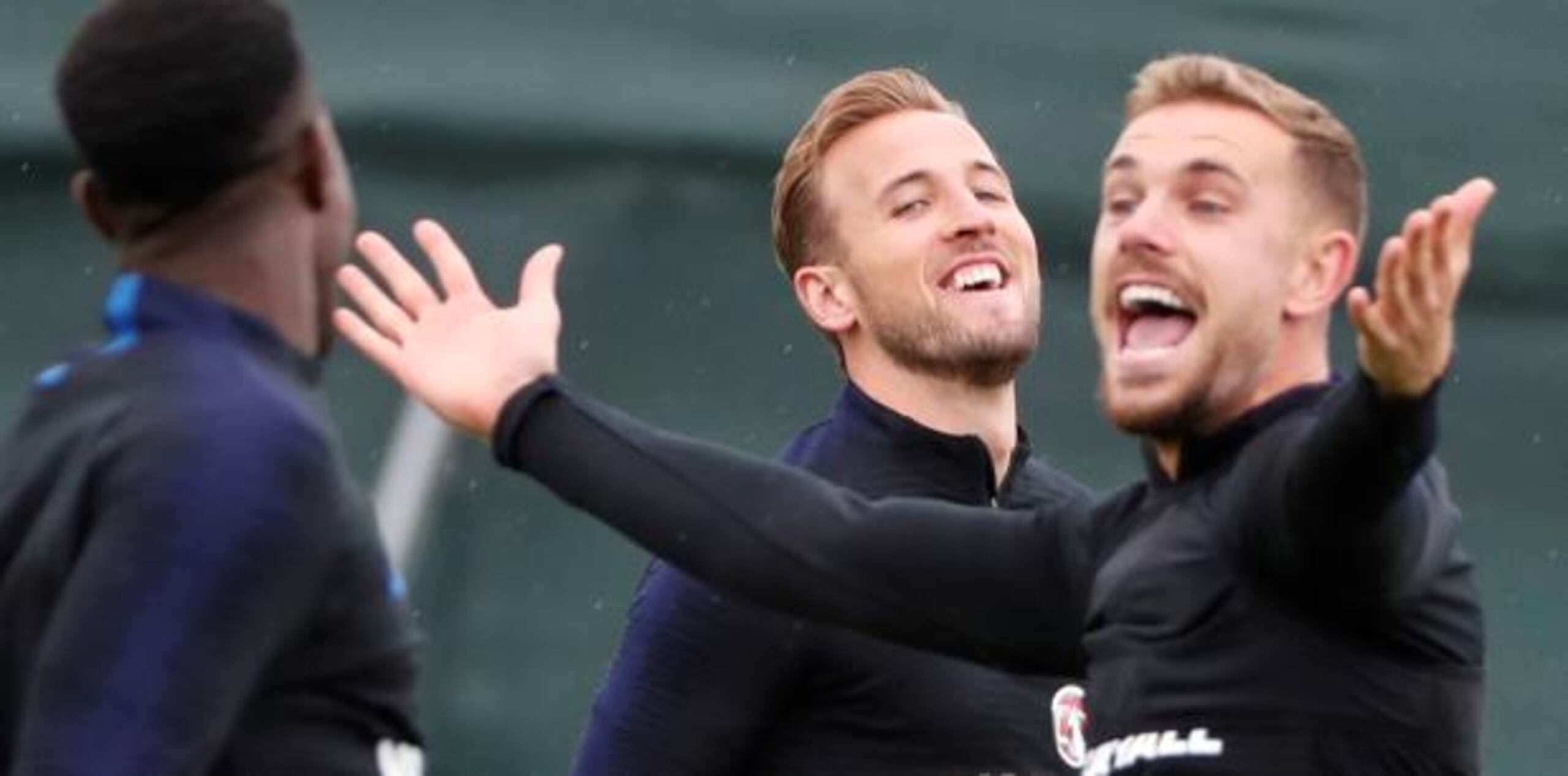 Harry Kane y Jordan Henderson, de Inglaterra, se mostraron ayer relajados y sin tensión en la práctica de cara a su partido de hoy ante Croacia. (EFE / Juan Herrero)