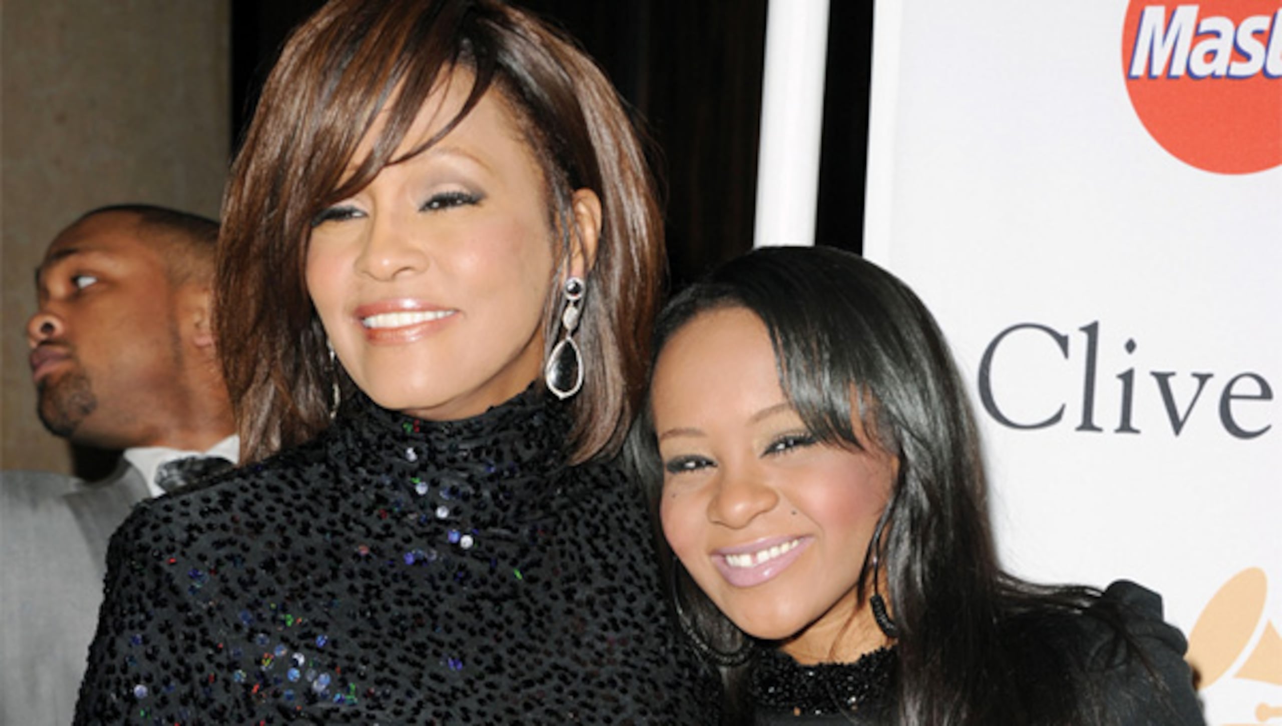 Al igual que ocurrió con su madre hace tres años, Bobbi Kristina fue encontrada boca abajo e inconsciente en una bañera mientras la industria de la música se preparaba para los premios Grammy. (AP)