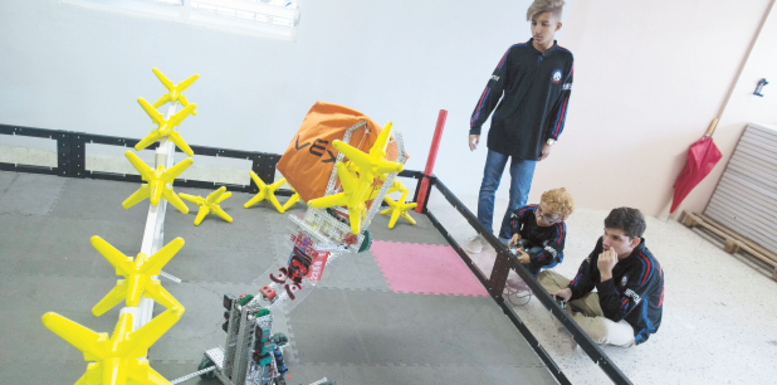 Estos chicos, que cursan su décimo grado en la escuela Brígida Álvarez Rodríguez de Vega Baja, practican con su robot como una actividad extracurricular. (PARA EL NORTE / ALVIN J. BÁEZ)