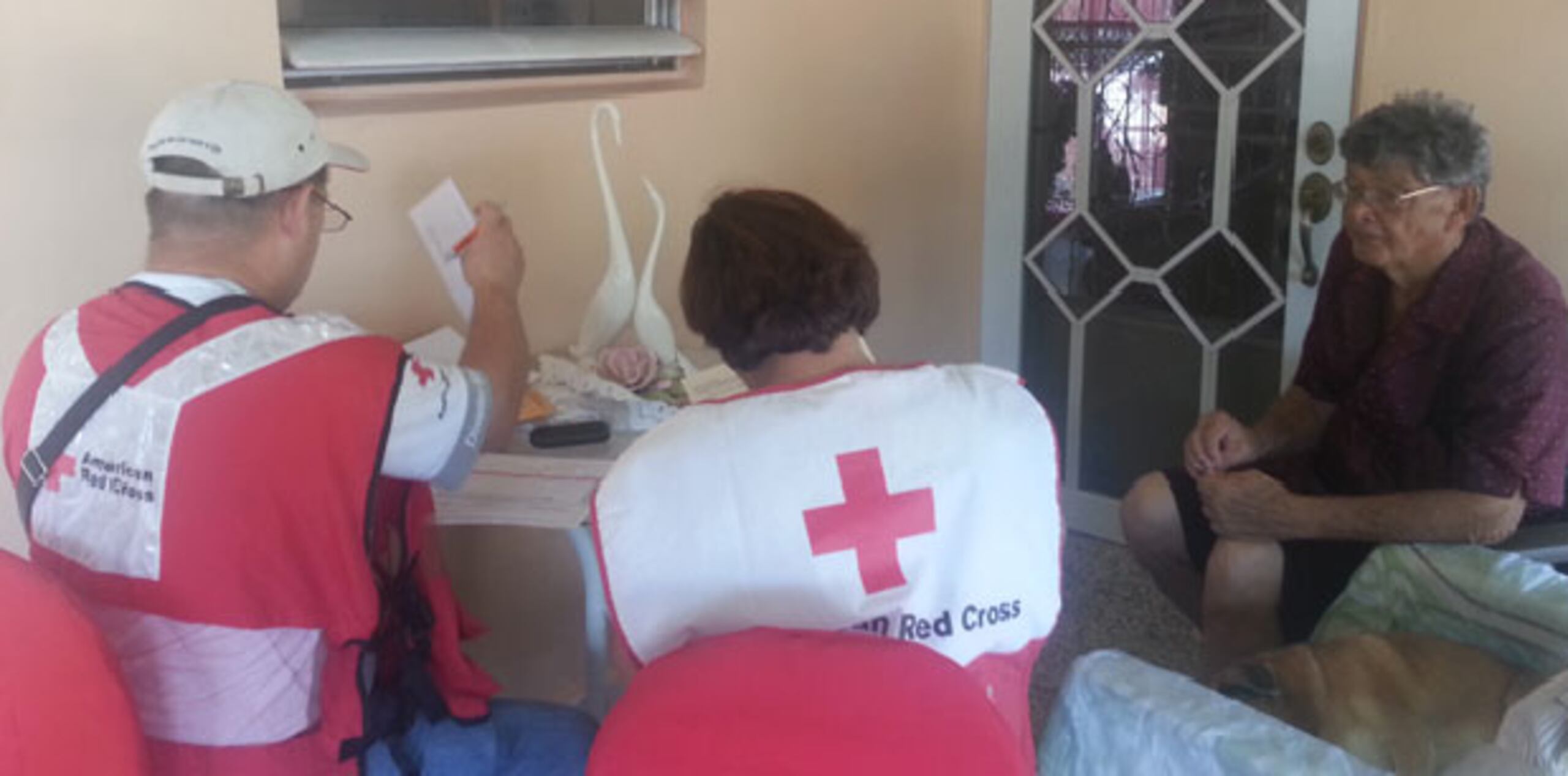 Ayer, 15 voluntarios brindaron asistencia financiera a las familias afectadas y distribuyeron estuches de artículos de limpieza conocidos como clean-up kits. (Suministrada)