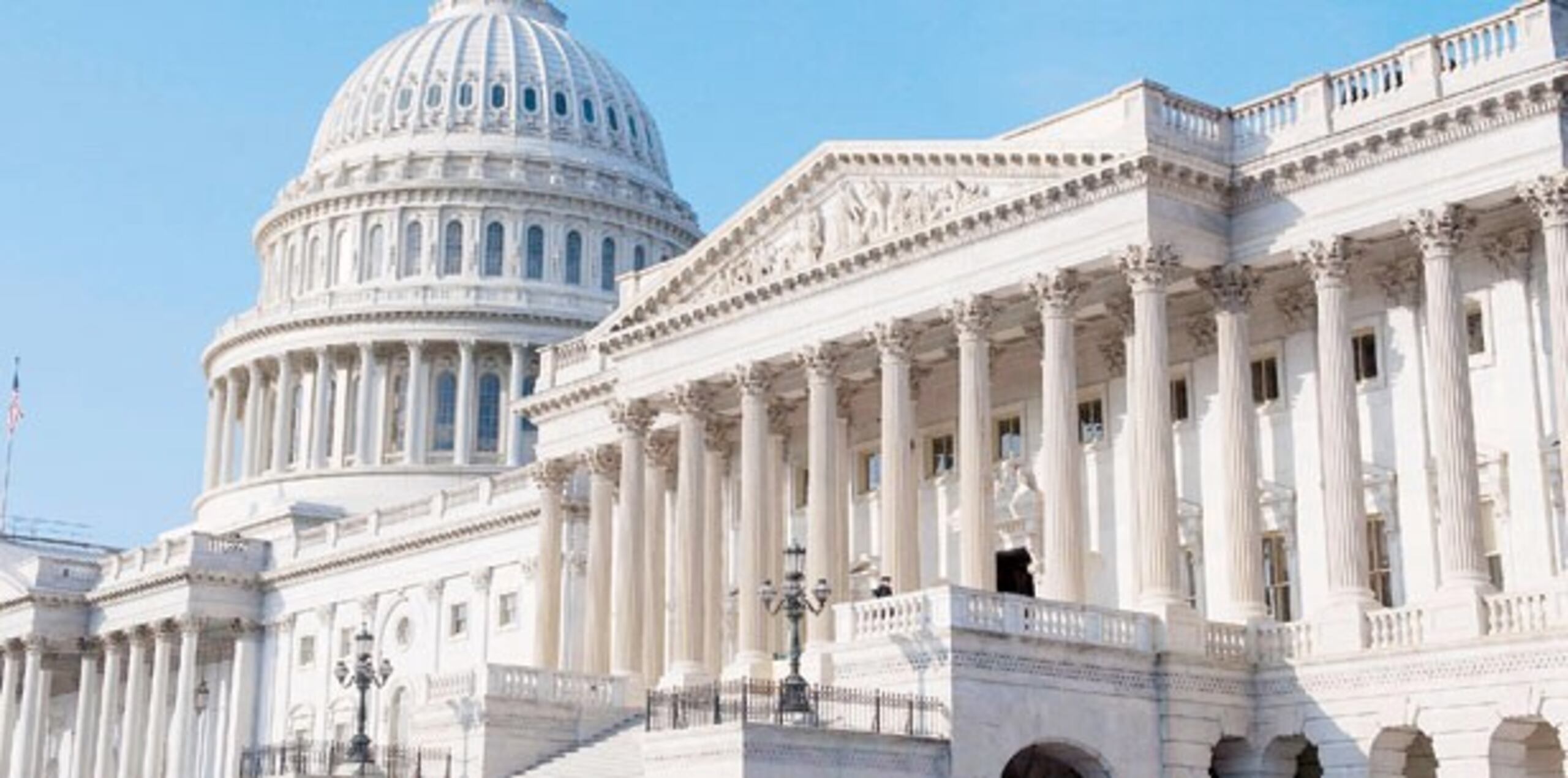 La Casa Blanca y líderes demócratas, incluida la precandidata presidencial Hillary Rodham Clinton y el senador Chuck Schumer de Nueva York, han mencionado la declaración de bancarrota como un camino para que Puerto Rico salga de su crisis económica. (Archivo)