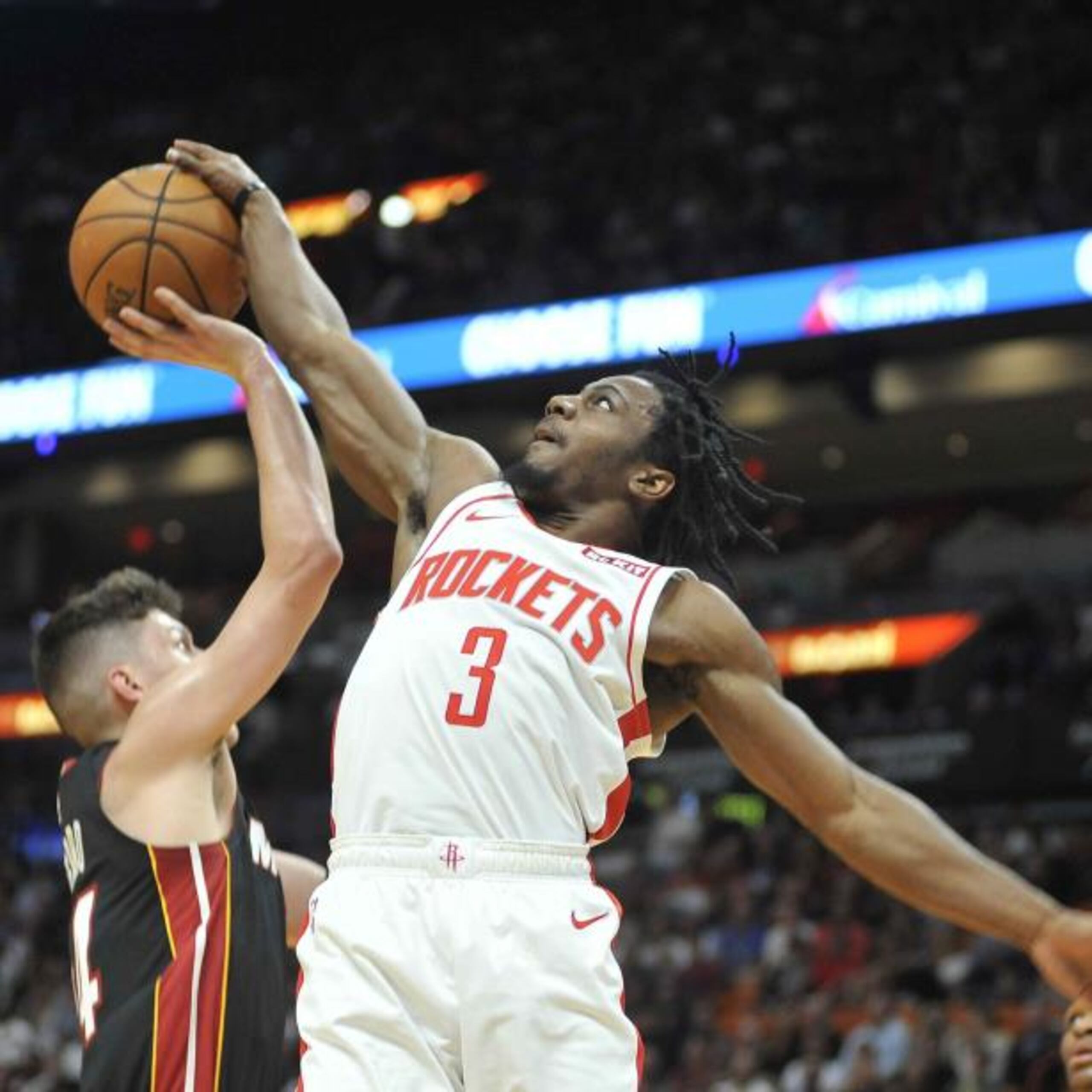 Chris Clemons (3), de los Rockets de Houston, le pone tremendo tapón a Tyler Herro, del Miami Heat, durante el encuentro del domingo en Miami en el que el Heat se impuso 129-100. (AP / Gaston De Cardenas)