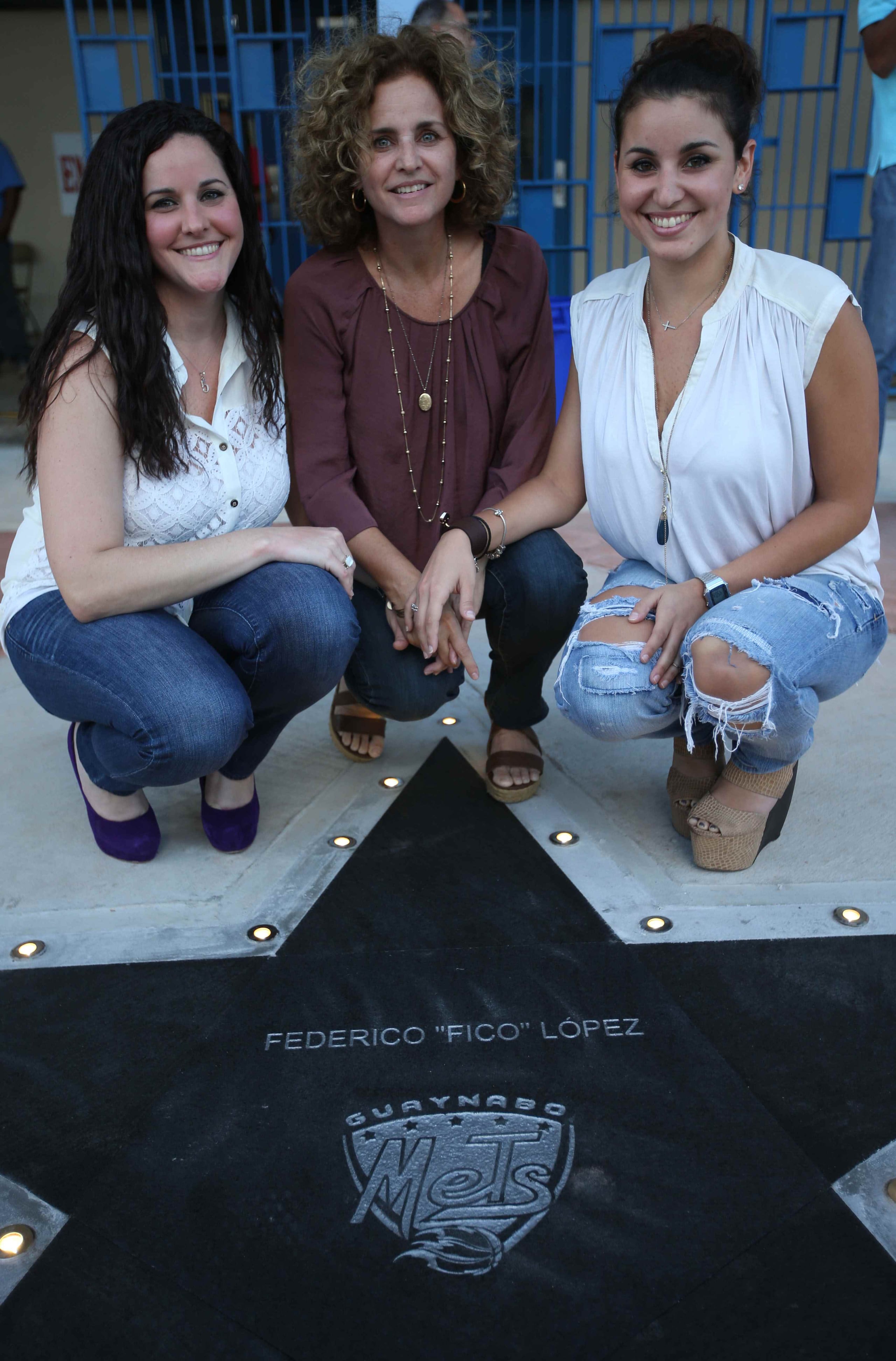 Las hijas de “Fico” López -Vanessa y Viviana López- junto su madre, Vivian Gándara. (Archivo) 