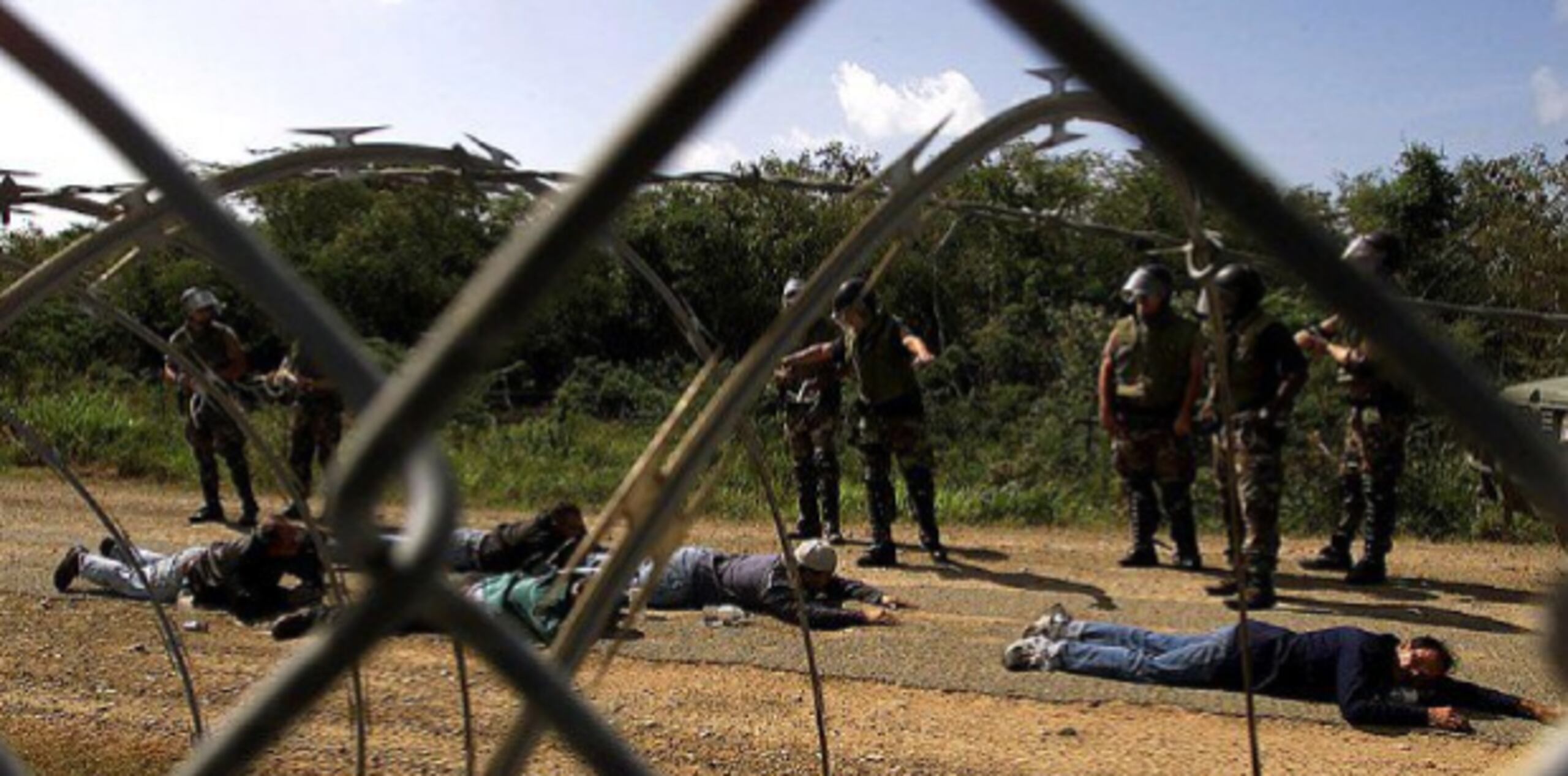 Parte de los arrestos por las protestas masivas en el 2003 contra las prácticas militares en Vieques. (Archivo)