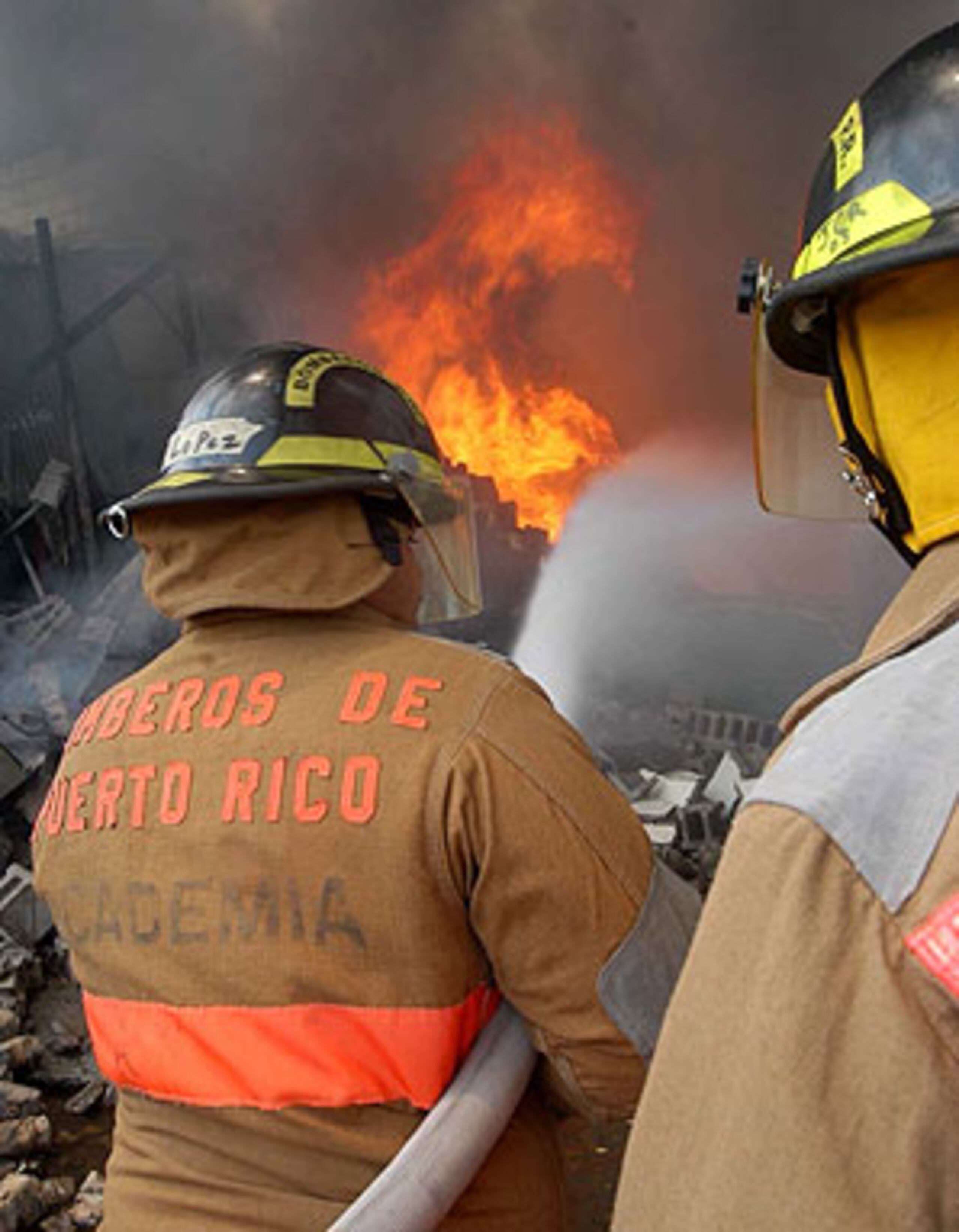 Bomberos se trasladaron al lugar ya que el estallido provocó un incendio menor. (Archivo)