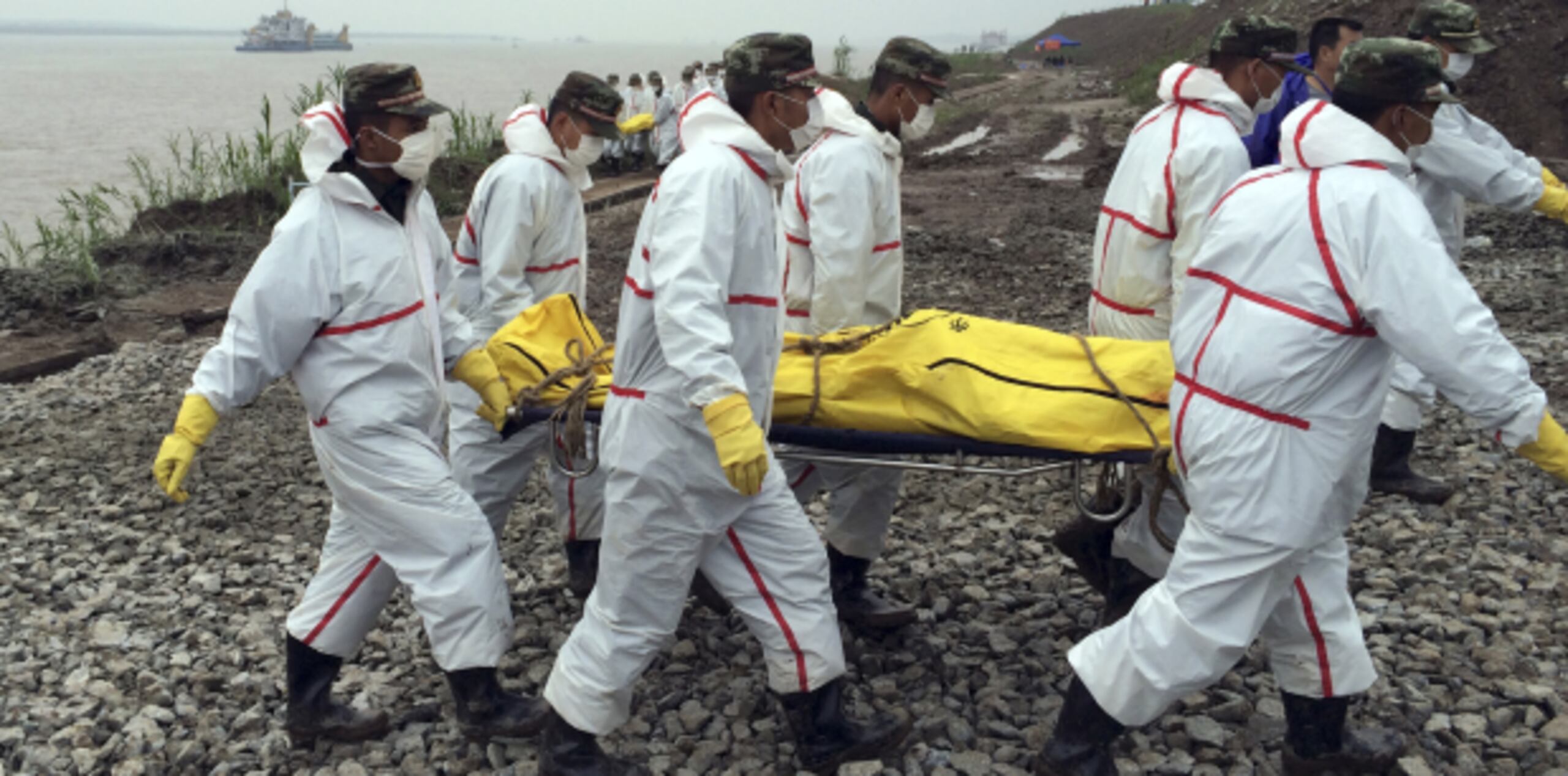 Rescatistas sacan un cuerpo del río Yangtze, en China. (AP)