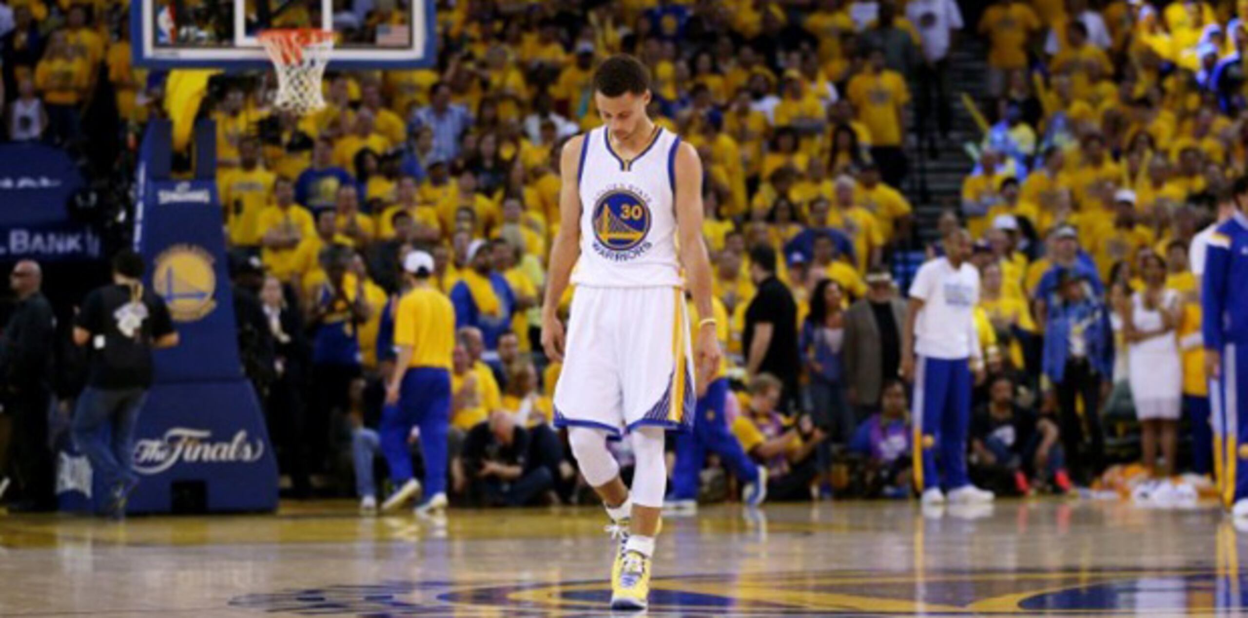 Curry falló el domingo 18 de sus 23 disparos. (AFP)