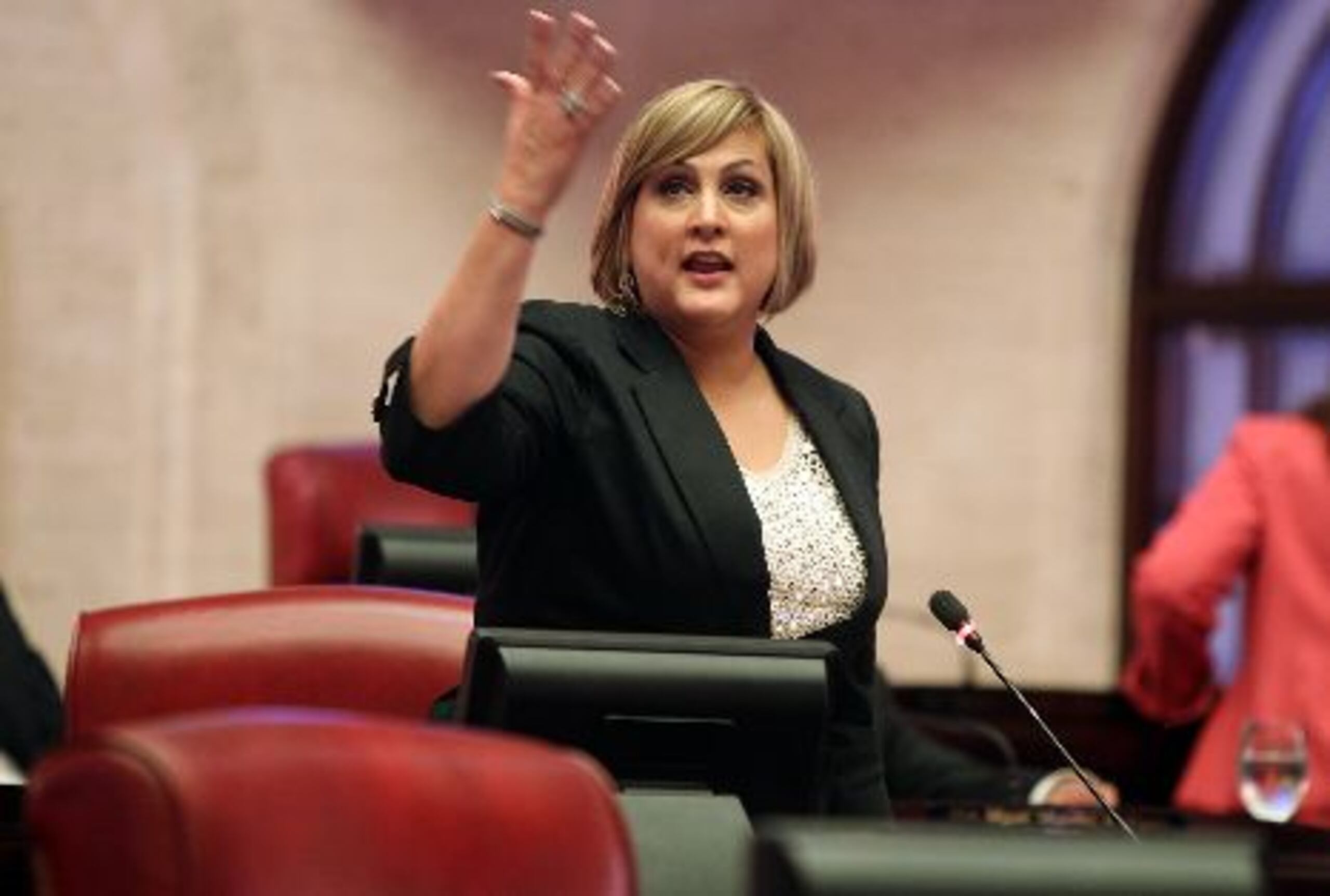  Durante su juramentación, Liza Fernández expresó que “llegar aquí (al Senado) no fue fácil. Jamás pensé que aspirar a una vacante me iba a traer tantas luchas”.&nbsp;<font color="yellow">(Primera Hora / Teresa Canino Rivera)</font>