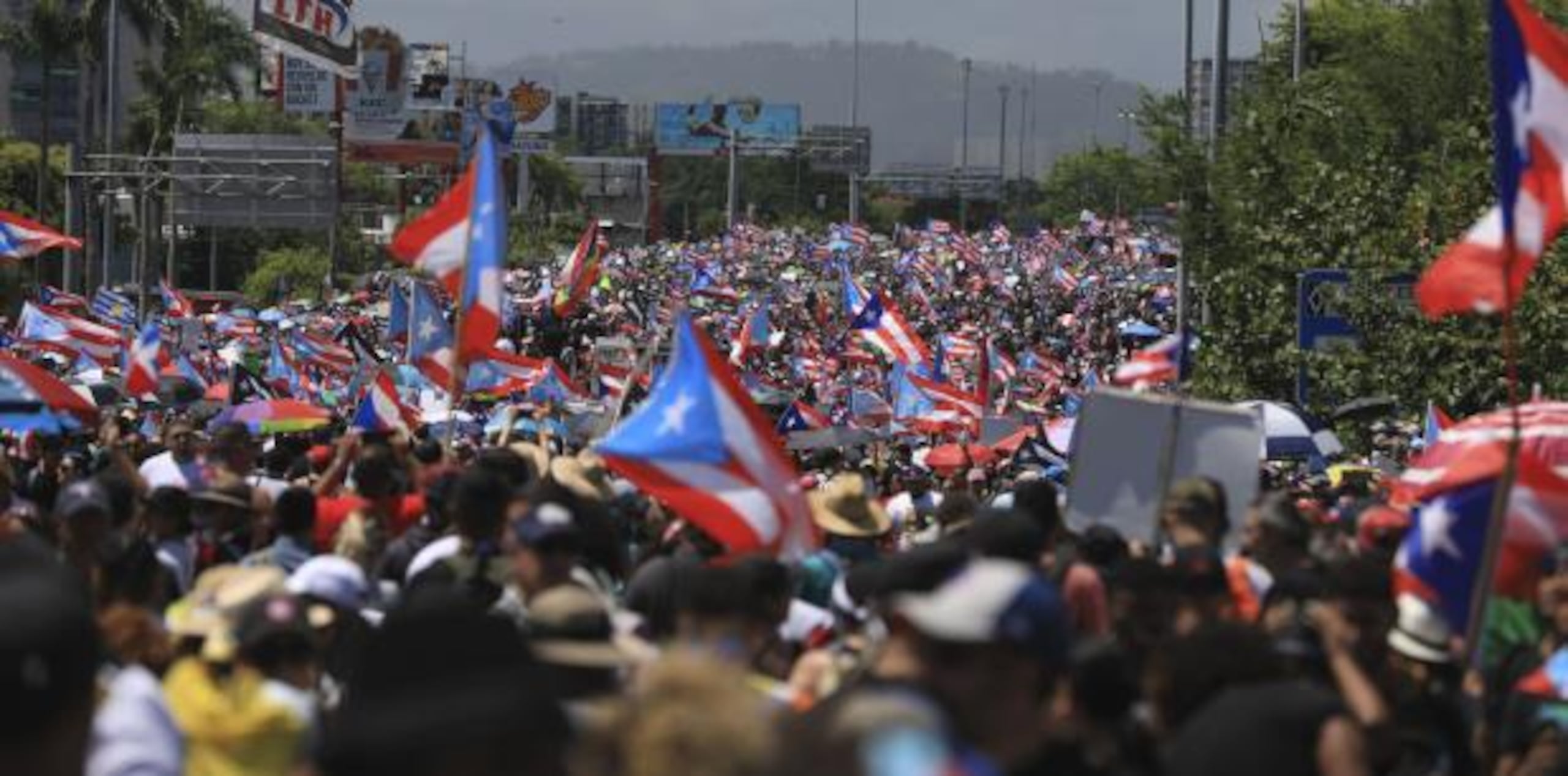 Miles de personas se dieron cita a Hato Rey por el escándalo que arropa a la administración del gobernador Ricardo Rosselló. (xavier.araujo@gfrmedia.com)