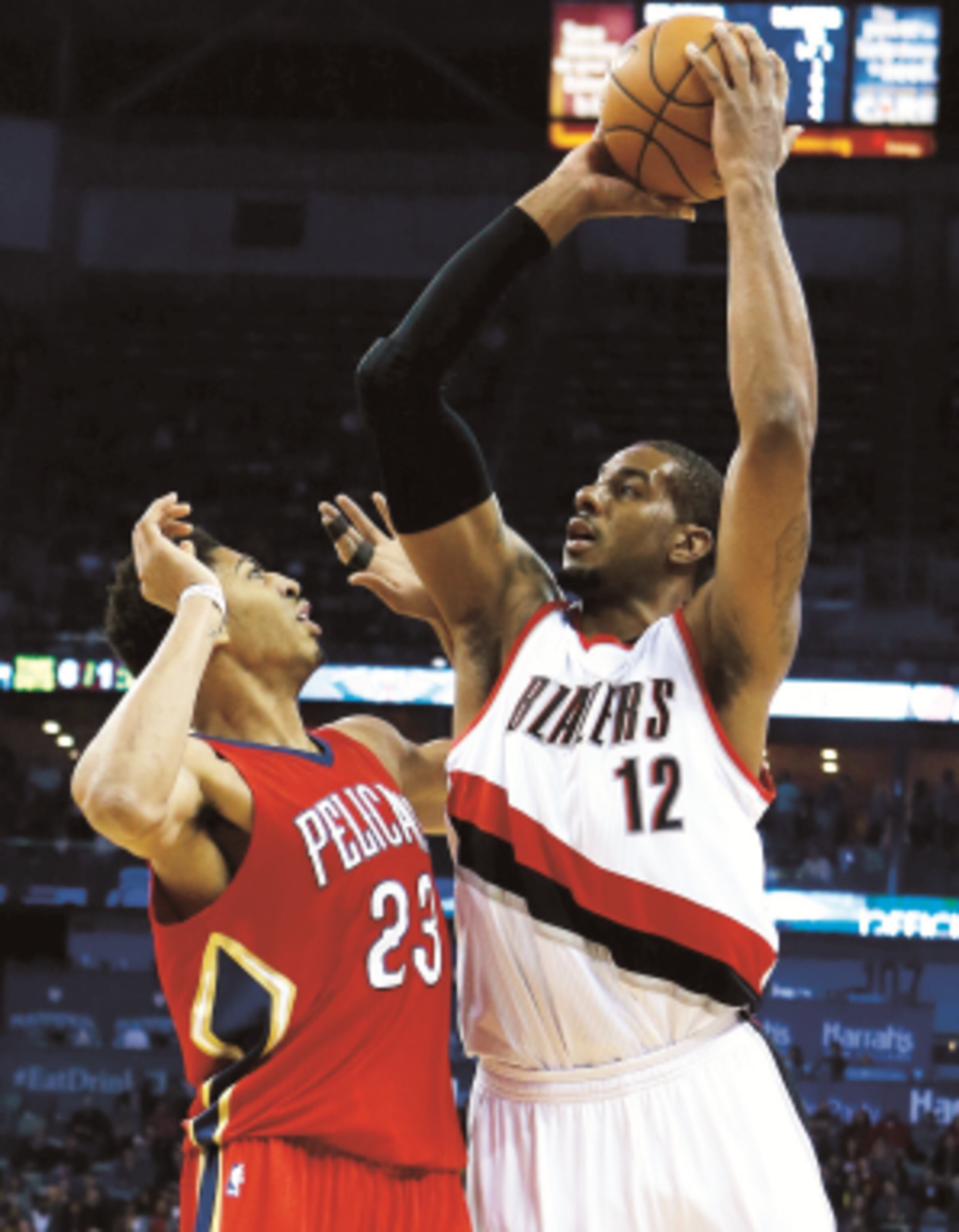 LaMarcus Aldridge (con el balón) firmó un contrato a cuatro años, valorado en $80 millones, para convertirse en la nueva adquisición de los Spurs de San Antonio. (AP \ Butch Dill)