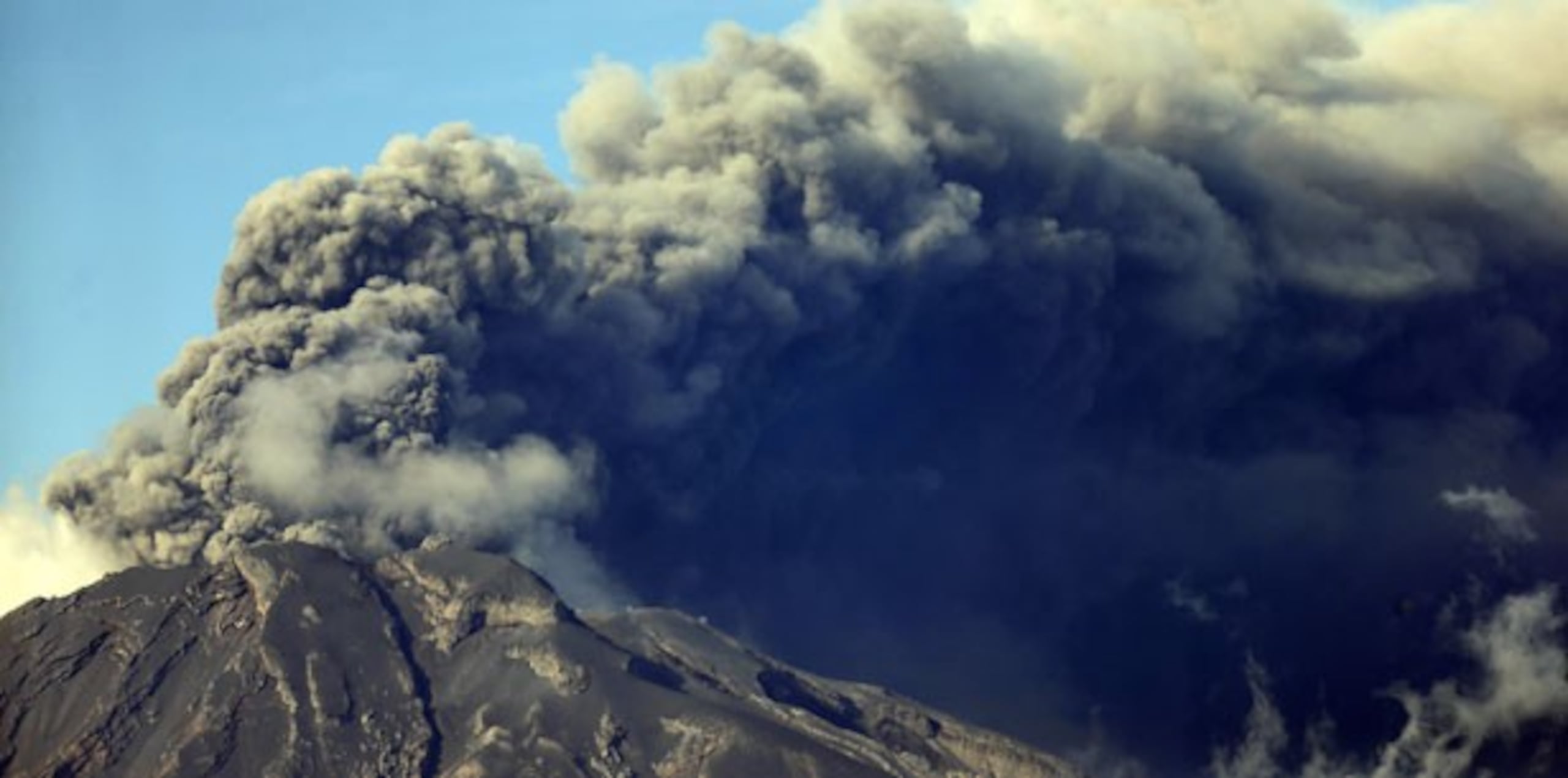 Rodrigo Álvarez, director del Servicio Nacional de Emergencia, recordó que Chile tiene 2,000 volcanes, de los cuales 90 están activos. (EFE/Mario Ruiz)