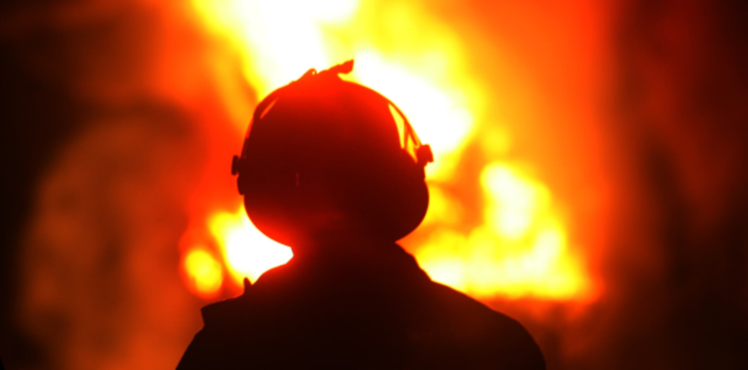 Ante el reclamo del gerente del hotel, al menos siete bomberos se despojaron de sus abrigos ignífugos  sonriendo. (Archivo)