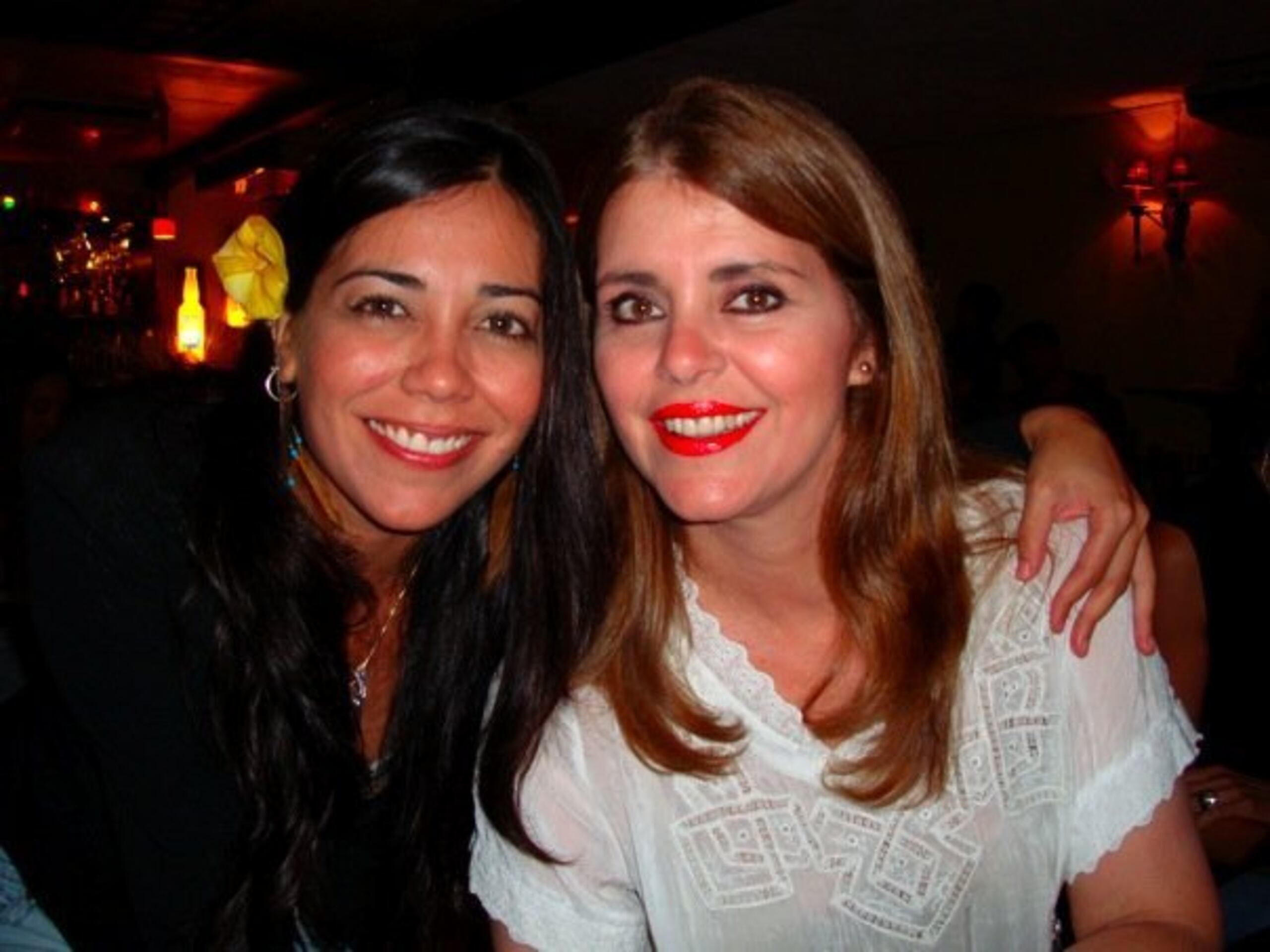 Ivania junto a  su hermana, la ex reina de belleza Elizabeth Zayas (Suministrada)