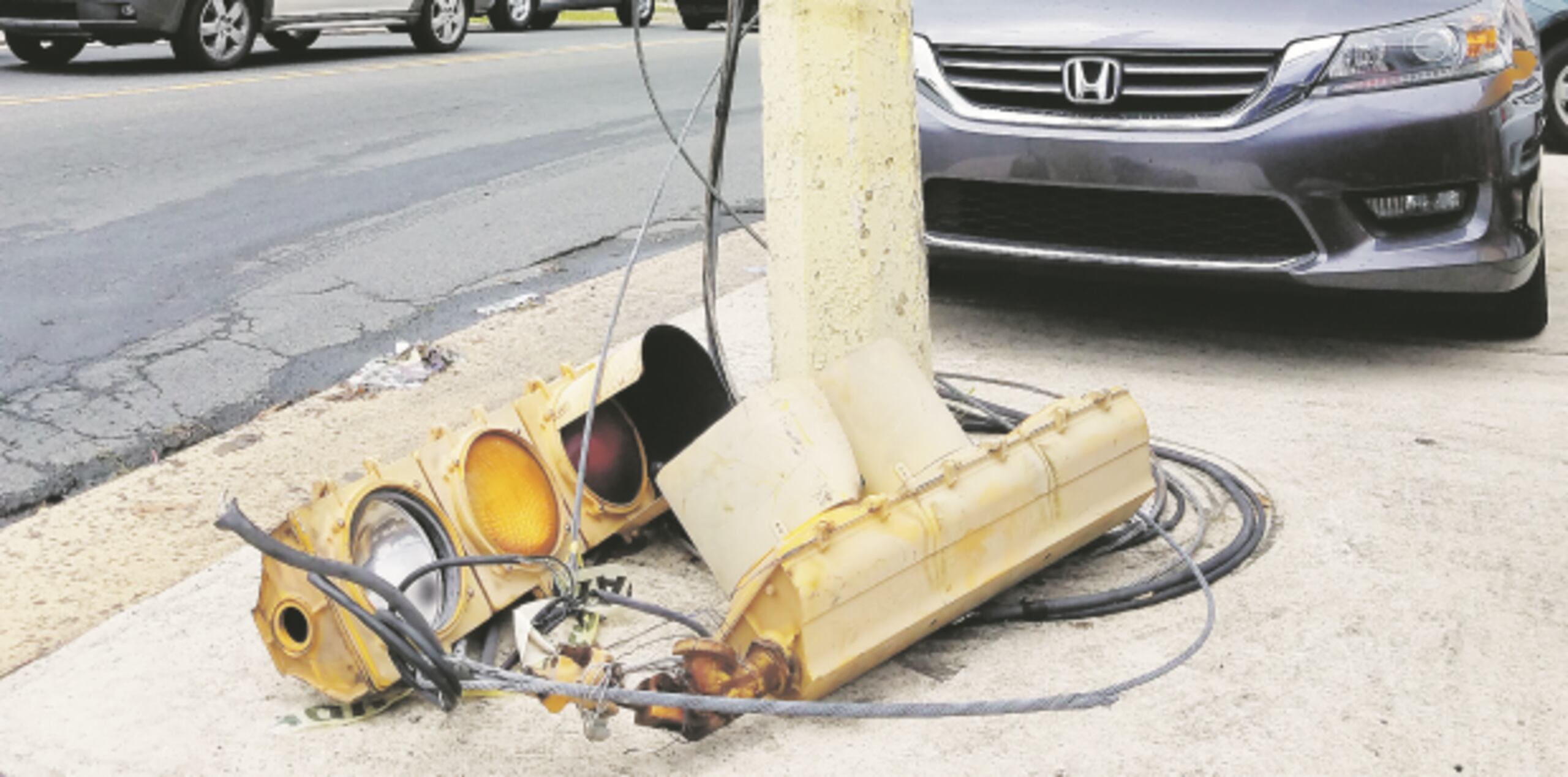 En la avenida Laurel Lomas Verdes, intersección con la calle Nogal, hay un semáforo que lleva mucho tiempo sin ver la luz. (SUMINISTRADA)