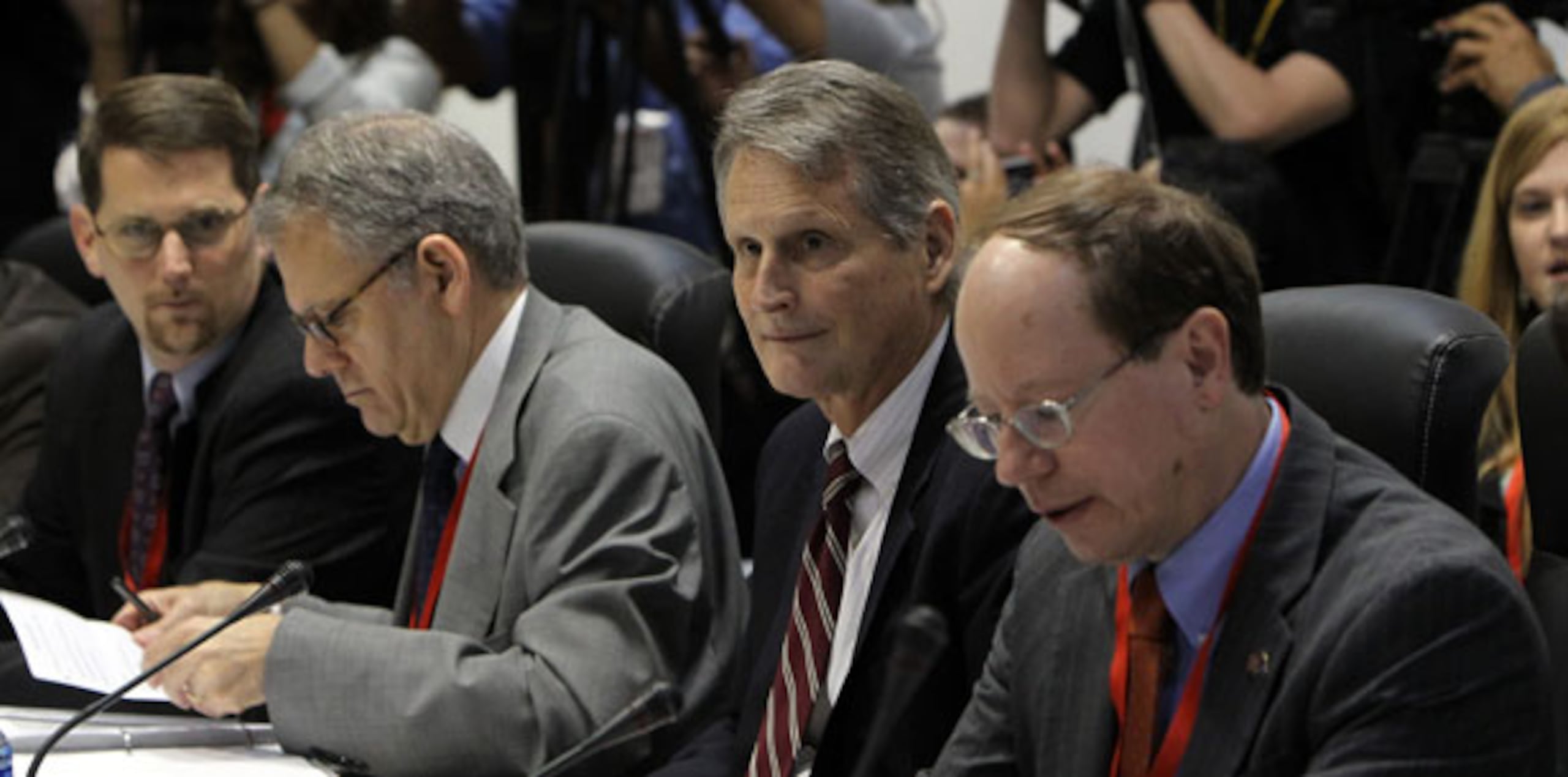 El secretario asistente adjunto para Latinoamérica del Departamento de Estado, Edward Alex Lee (tercero desde la derecha), participa en la primera reunión EEUU-Cuba tras el anuncio del restablecimiento de sus relaciones diplomáticas hoy. (Agencia EFE/Alejandro Ernesto)
