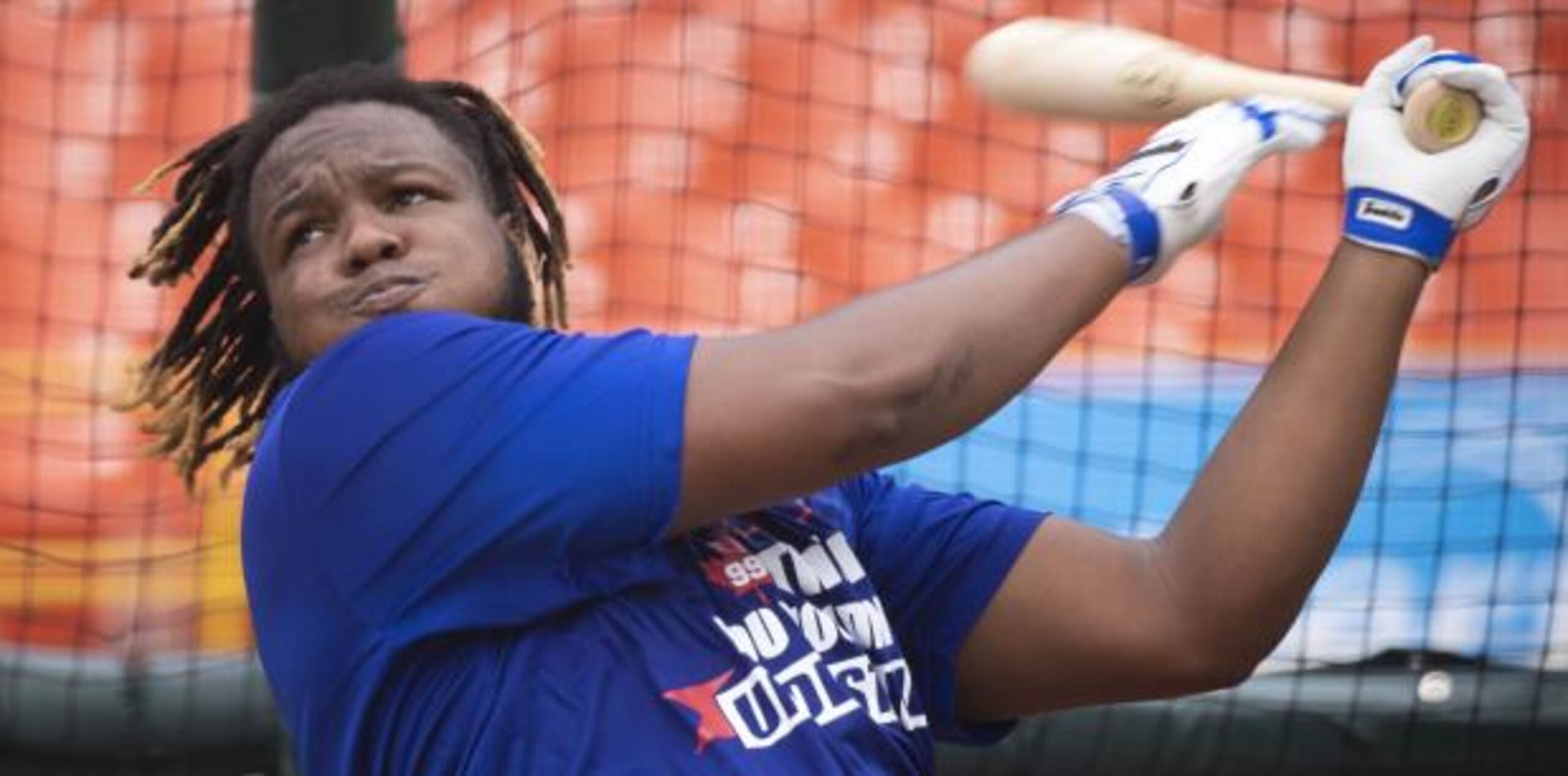 Vladimir Guerrero Jr. conecta uno de sus largos cuadrangulares durante su entrenamiento esta semana en el Hiram Bithorn. (teresa.canino@gfrmedia.com)