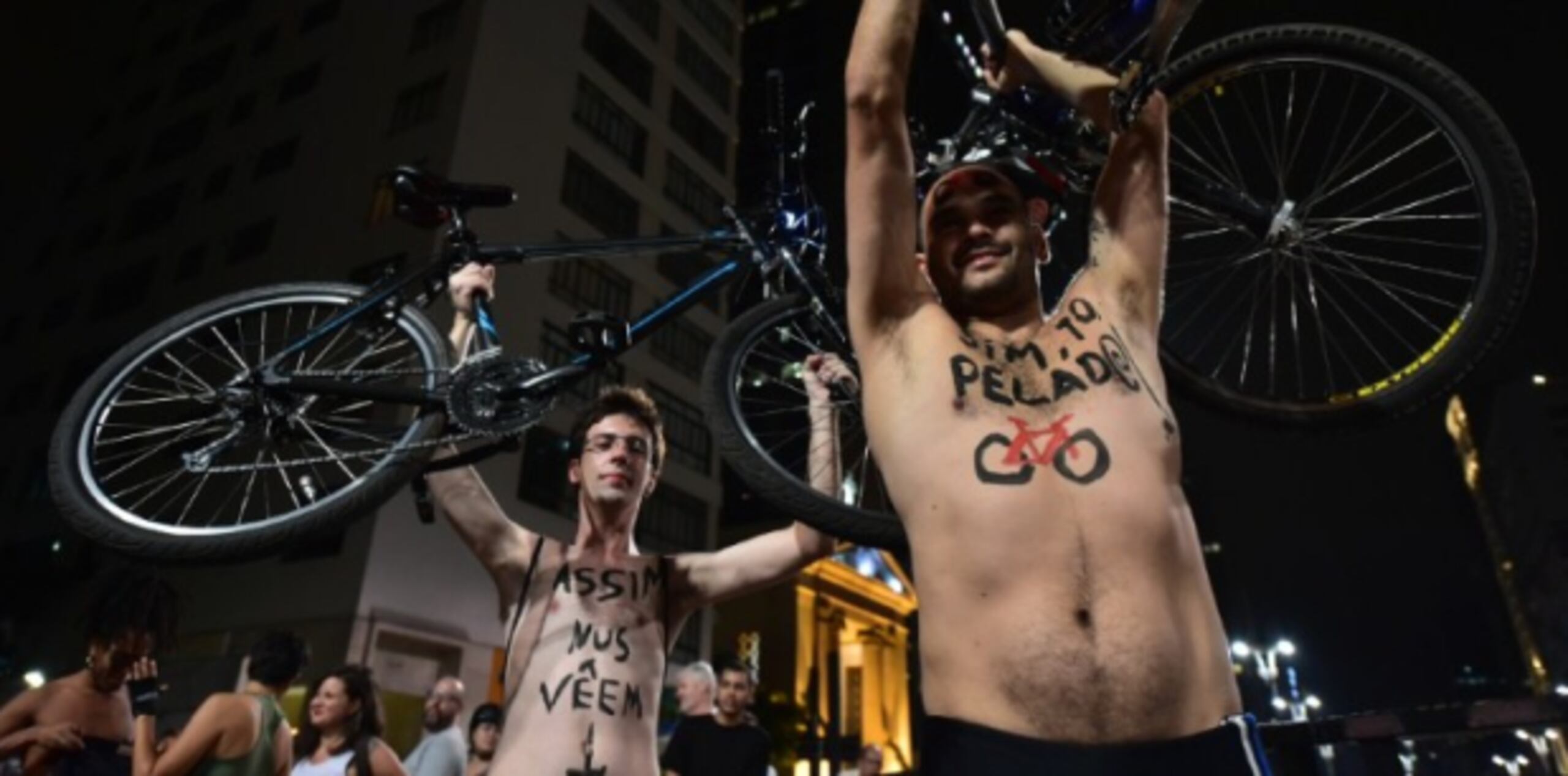 Algunos de los manifestantes tenían sus cuerpos pintados con lemas alusivos a sus reclamaciones a favor de la seguridad vial y contra la "violencia" del tráfico. (AFP)