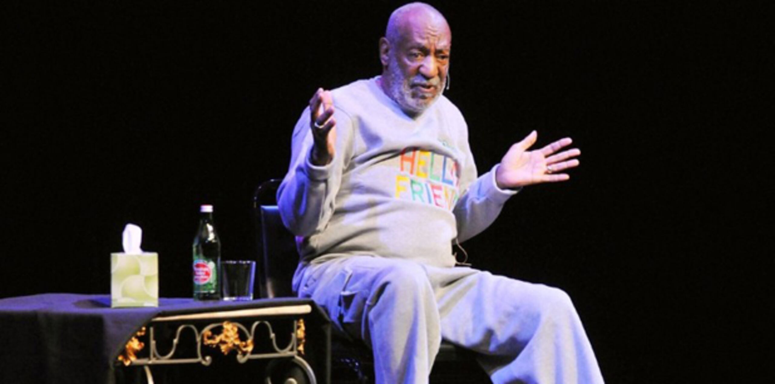 Bill Cosby obtuvo un público entregado que se doblaba de la risa, le gritaba su apoyo y se puso en pie mientras él entraba y salía de escena. (AFP)