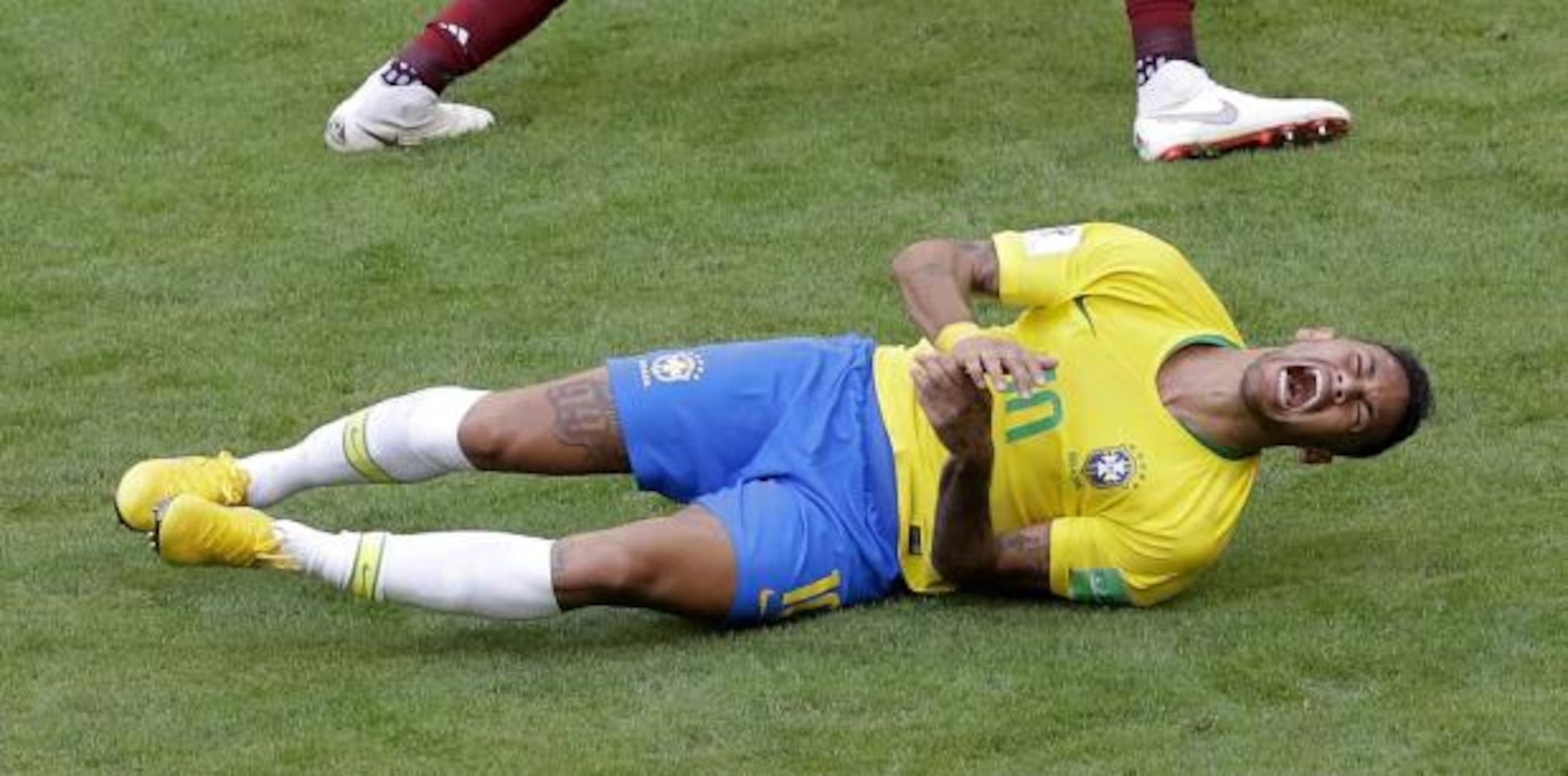 Según estimados, Neymar pasó casi 14 minutos en el piso lesionado o simulando una lesión durante los cinco partidos de Brasil en el Mundial de Rusia, a veces volcándose reiteradamente antes de frenarse.  (AP)