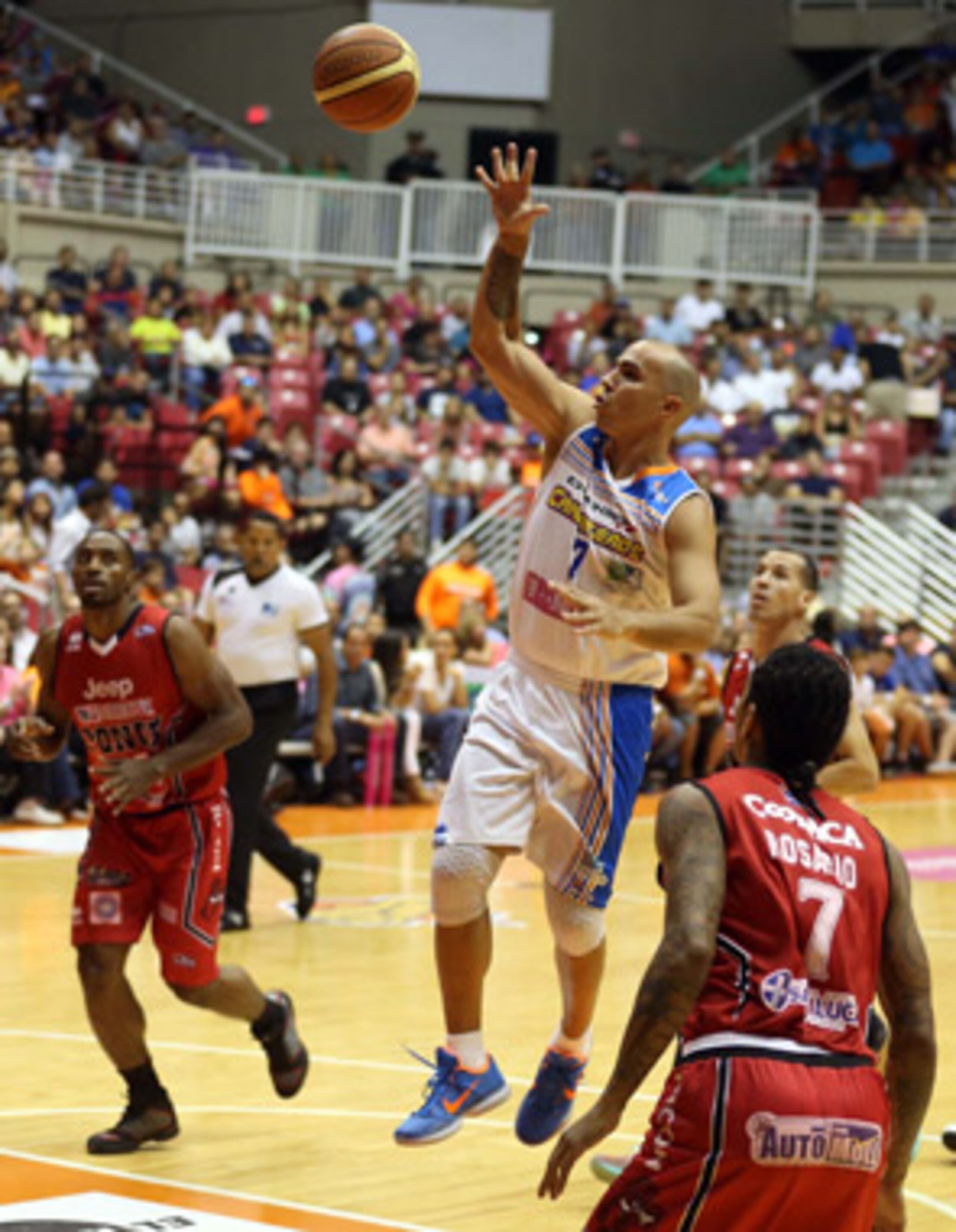 Liderados por 15 puntos y cinco asistencias de Carlos Arroyo, los crustáceos se llevaron el primer duelo y mantuvieron su ventaja de cancha local en la serie. (juan.alicea@gfrmedia.com)